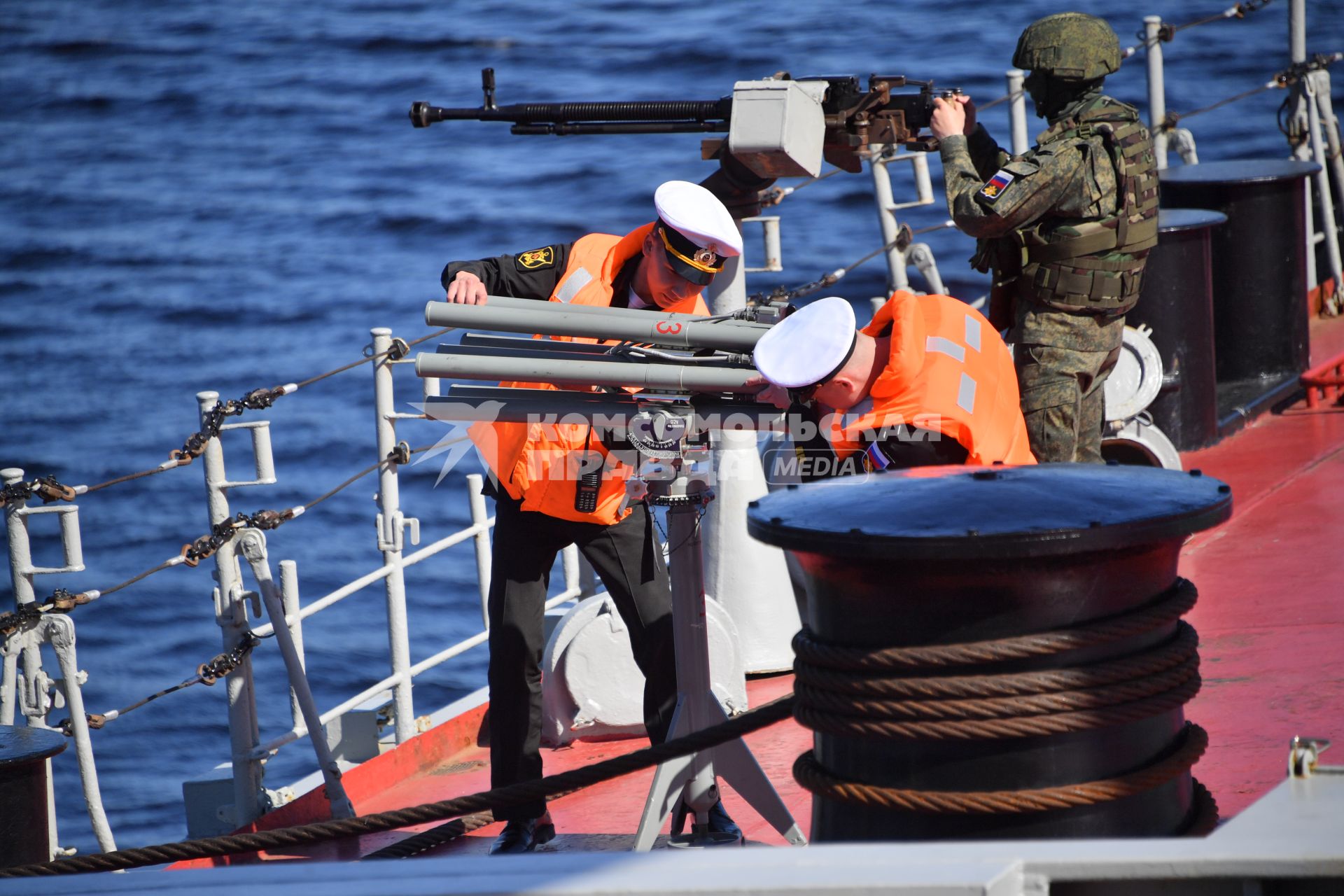 Североморск. Военнослужащий морской пехоты ВМФ РФ   на палубе тяжёлого атомного ракетного крейсера  Петр Великий .