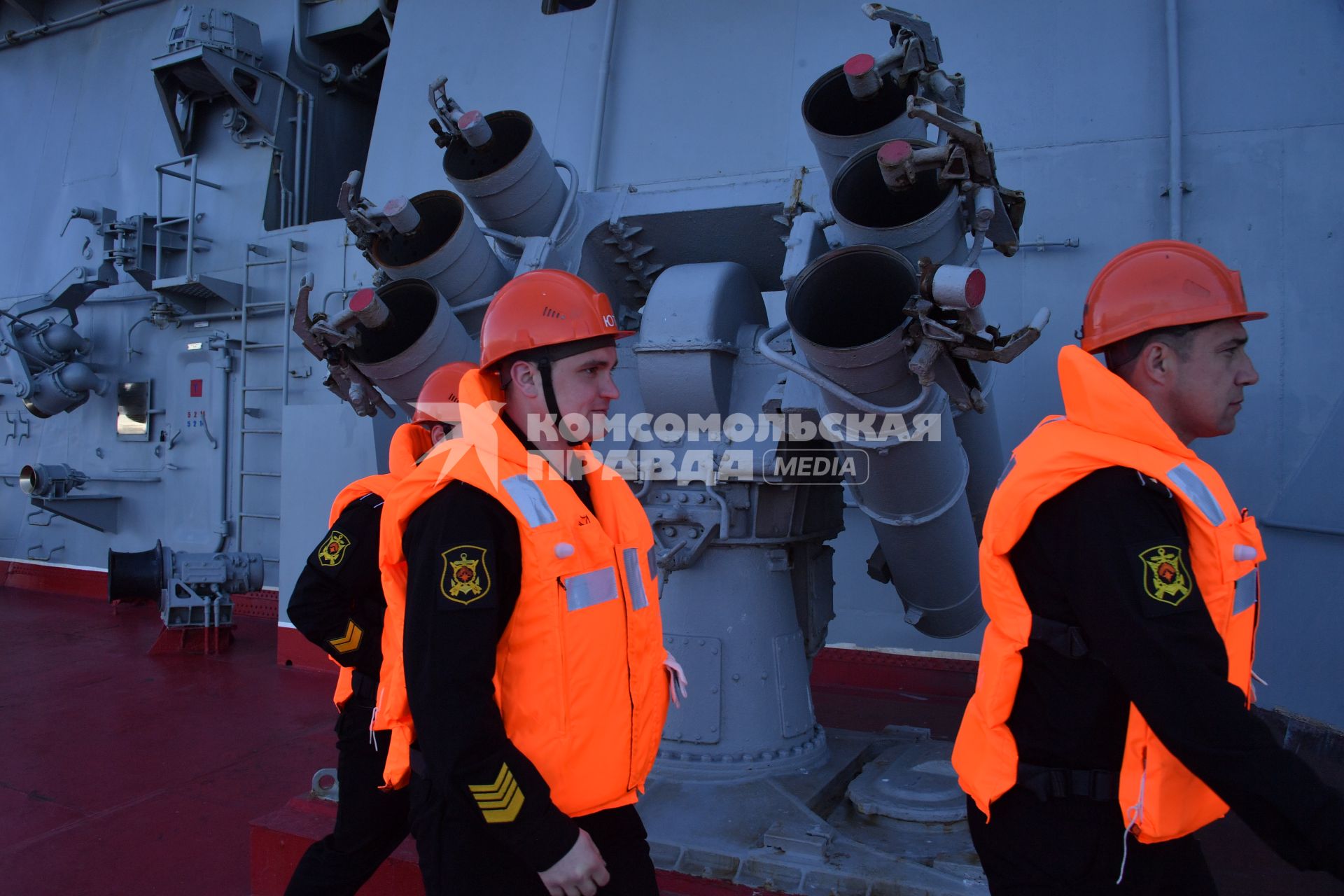 Североморск. Военнослужащий морской пехоты ВМФ РФ   на палубе тяжёлого атомного ракетного крейсера  Петр Великий .