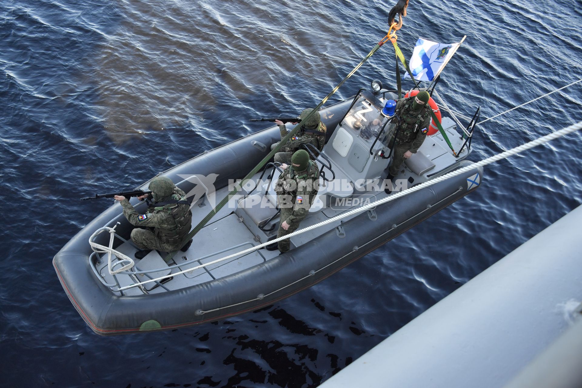 Североморск. Военнослужащие морской пехоты ВМФ РФ спускаются на воду в моторной лодке  с борта тяжёлого атомного ракетного крейсера  Петр Великий во время учений .