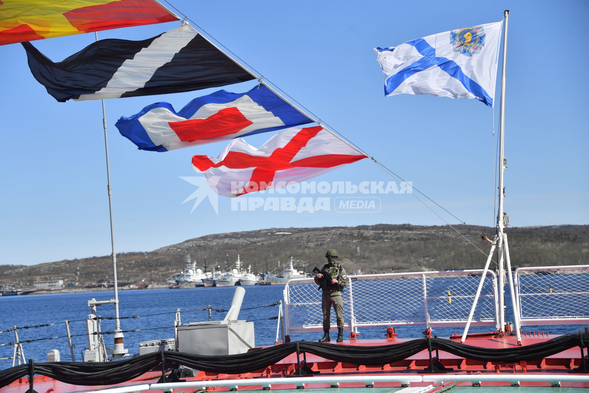 Североморск. Военнослужащий морской пехоты ВМФ РФ   на палубе тяжёлого атомного ракетного крейсера  Петр Великий .