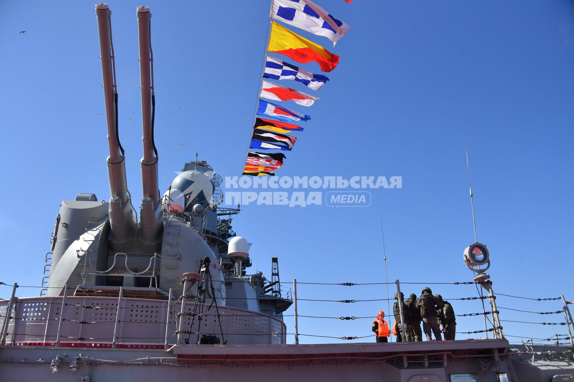 Североморск. Военнослужащий морской пехоты ВМФ РФ   на палубе тяжёлого атомного ракетного крейсера  Петр Великий .