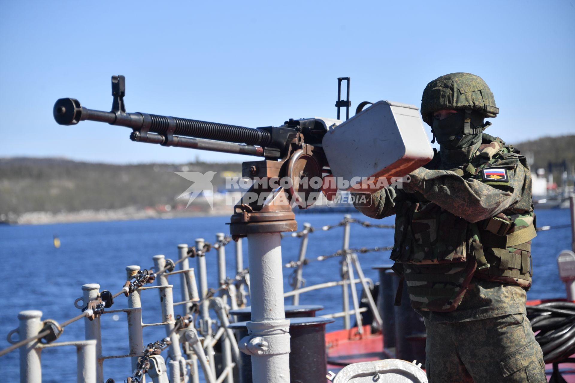 Североморск. Военнослужащий морской пехоты ВМФ РФ у пулемета на палубе тяжёлого атомного ракетного крейсера  Петр Великий .