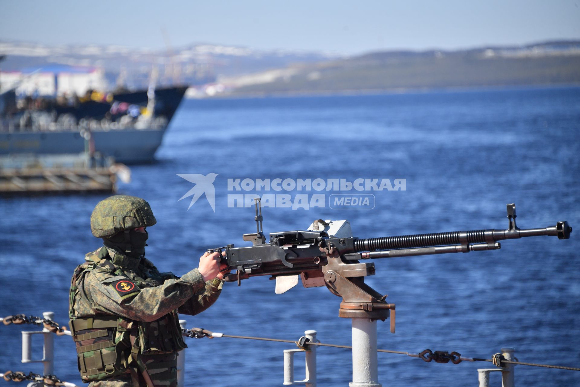 Североморск. Военнослужащий морской пехоты ВМФ РФ у пулемета на палубе тяжёлого атомного ракетного крейсера  Петр Великий .