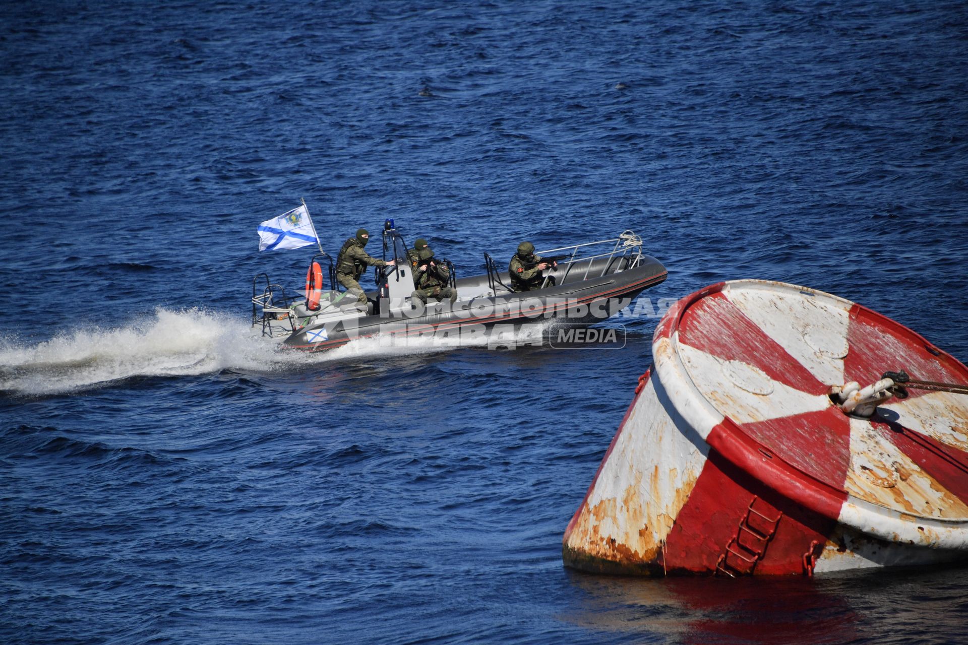 Североморск. Военнослужащие морской пехоты ВМФ РФ во время спуска  на воду в моторной лодке  с борта тяжёлого атомного ракетного крейсера  Петр Великий во время учений .