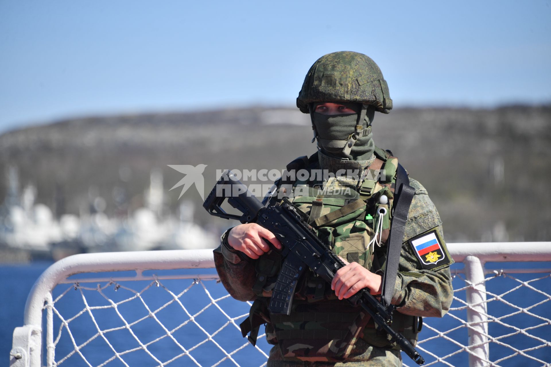 Североморск. Военнослужащий морской пехоты ВМФ РФ   на палубе тяжёлого атомного ракетного крейсера  Петр Великий .