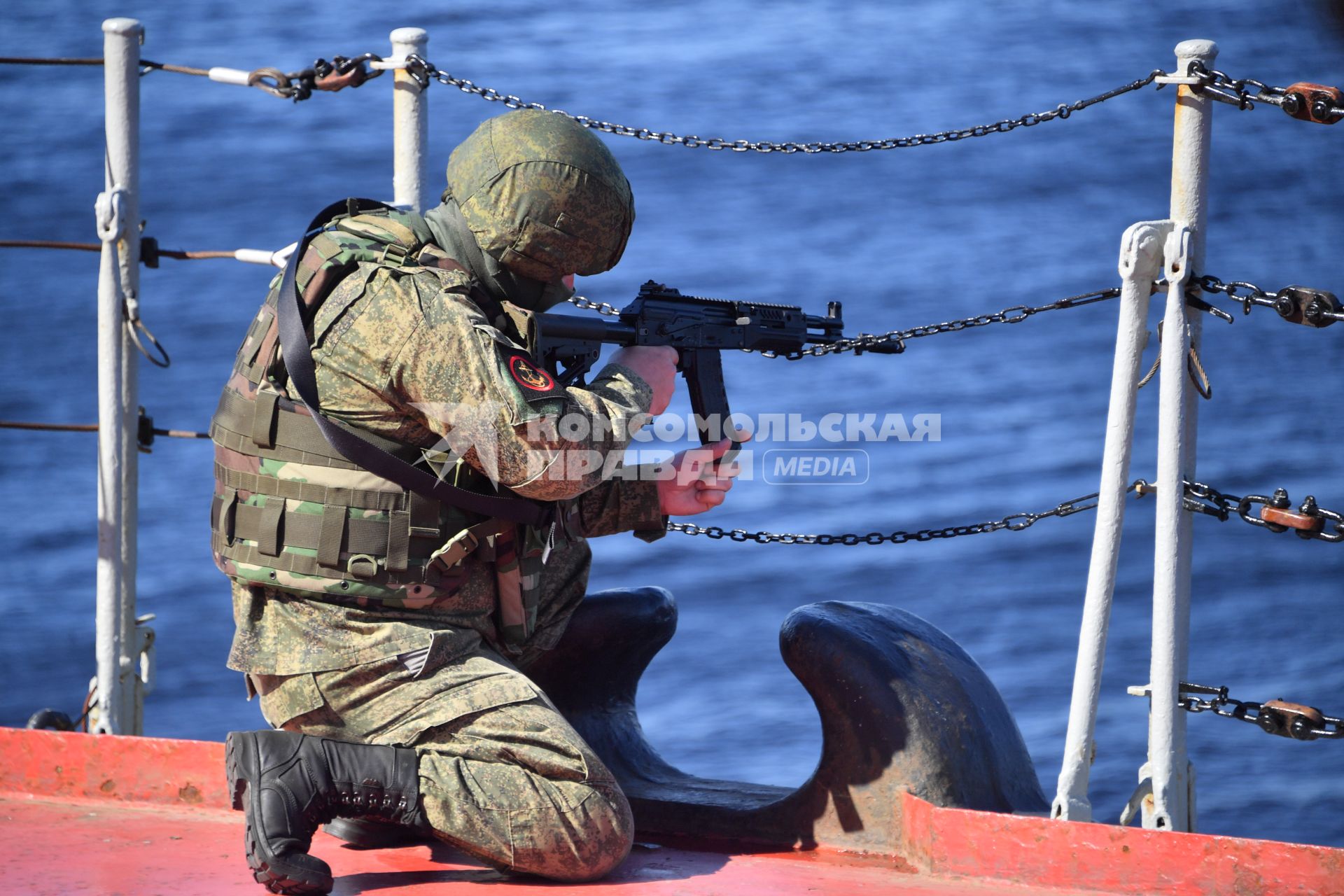 Североморск. Военнослужащий морской пехоты ВМФ РФ   на палубе тяжёлого атомного ракетного крейсера  Петр Великий .