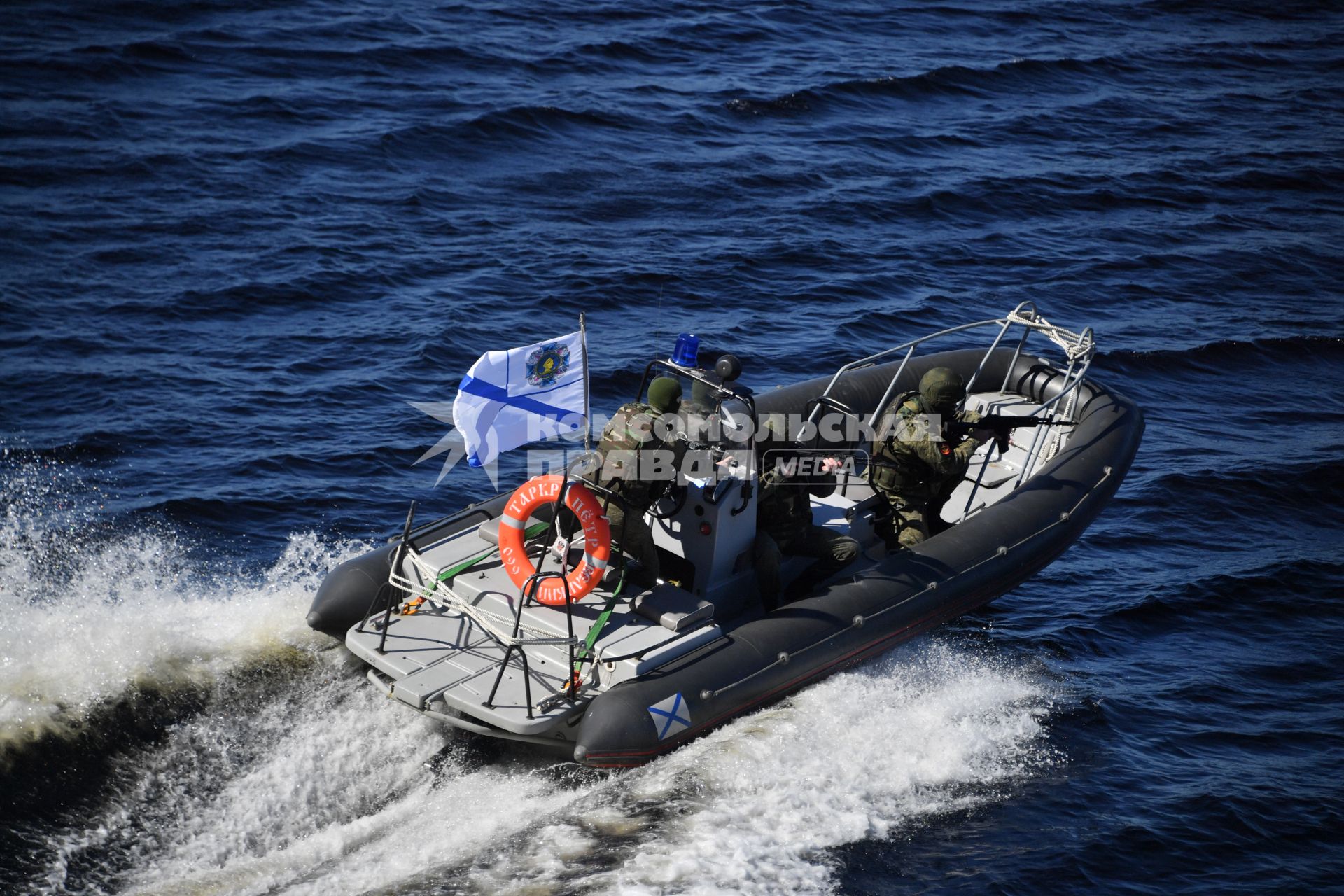 Североморск. Военнослужащие морской пехоты ВМФ РФ во время спуска  на воду в моторной лодке  с борта тяжёлого атомного ракетного крейсера  Петр Великий во время учений .