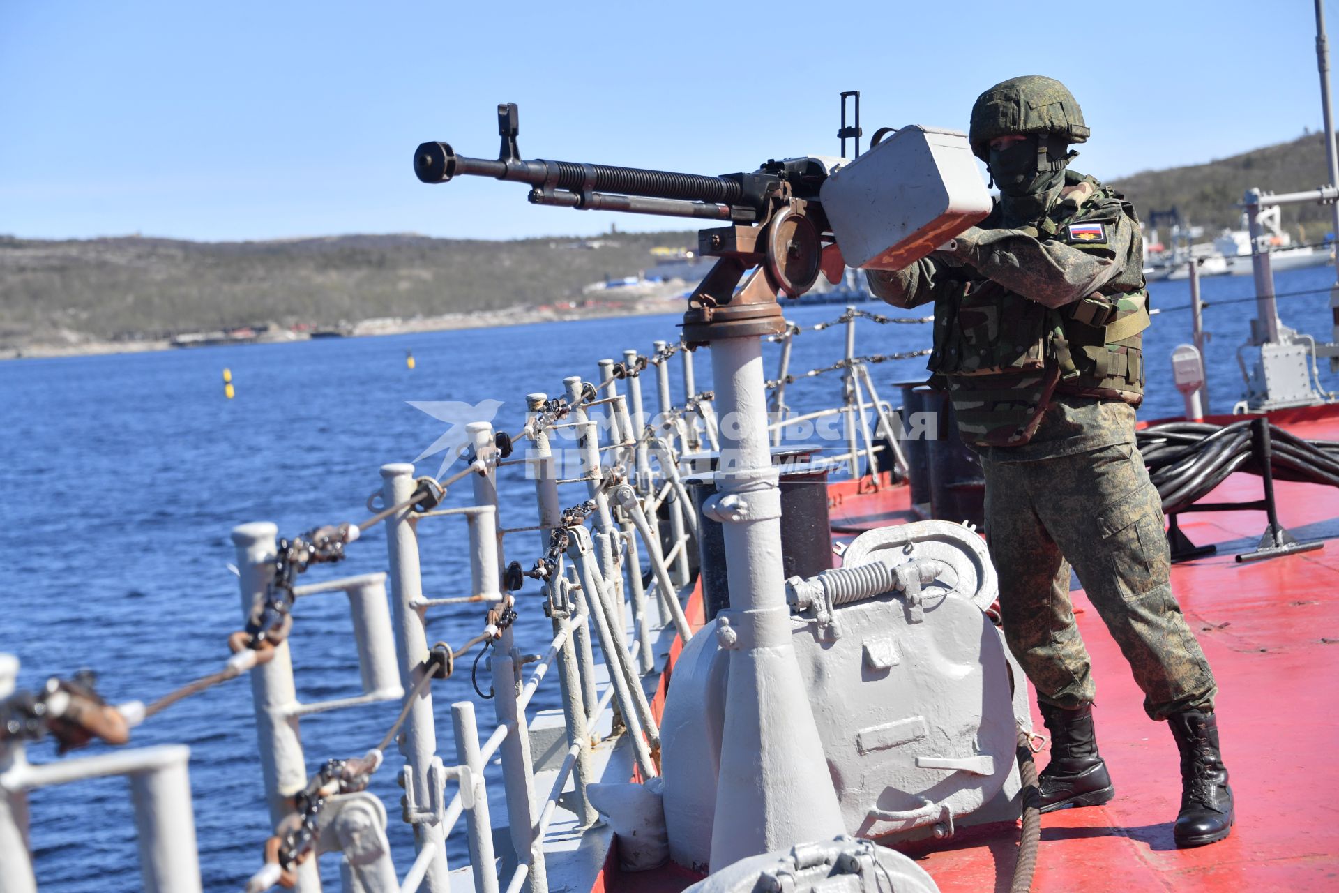 Североморск. Военнослужащий морской пехоты ВМФ РФ у пулемета на палубе тяжёлого атомного ракетного крейсера  Петр Великий .