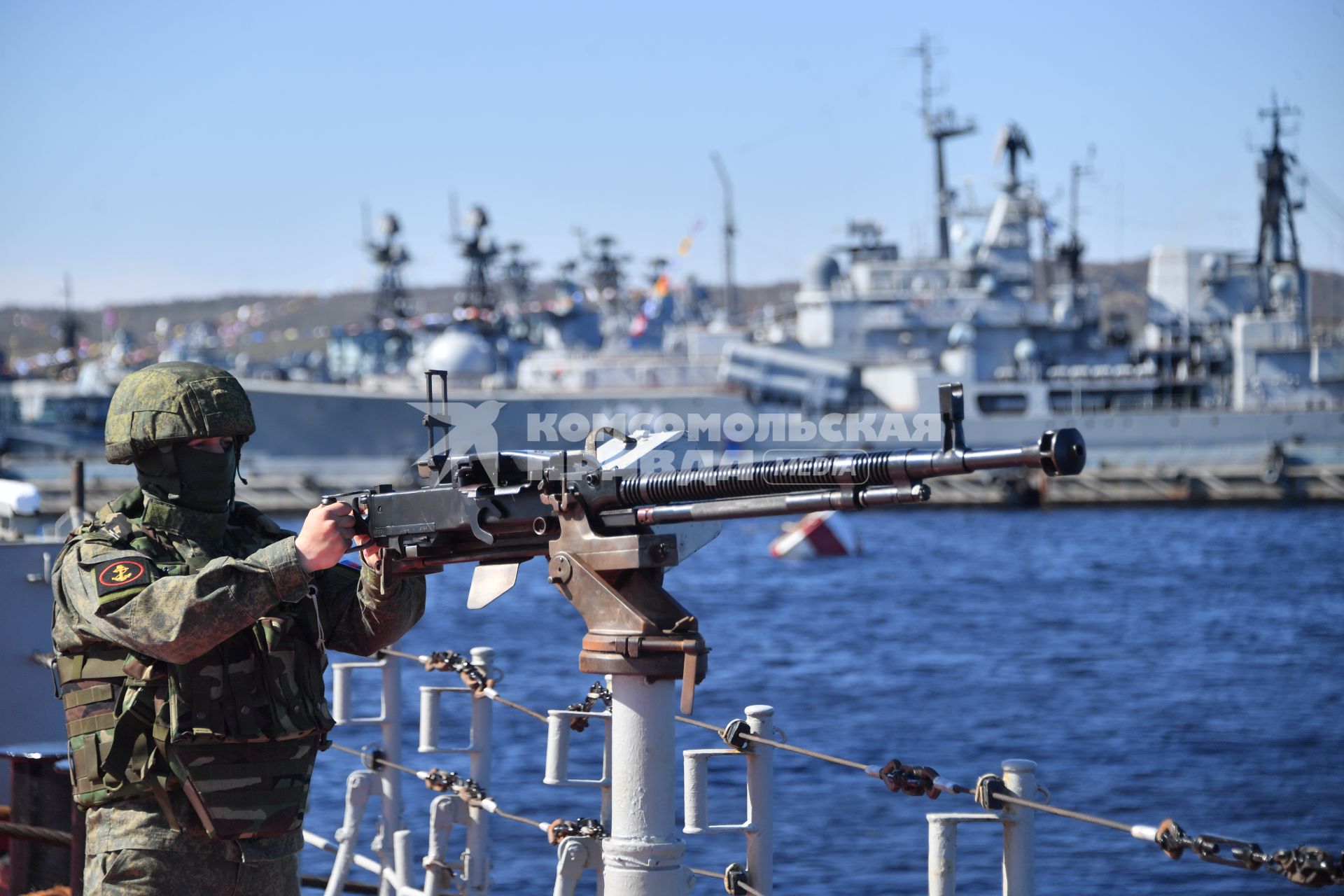 Североморск. Военнослужащий морской пехоты ВМФ РФ у пулемета на палубе тяжёлого атомного ракетного крейсера  Петр Великий .