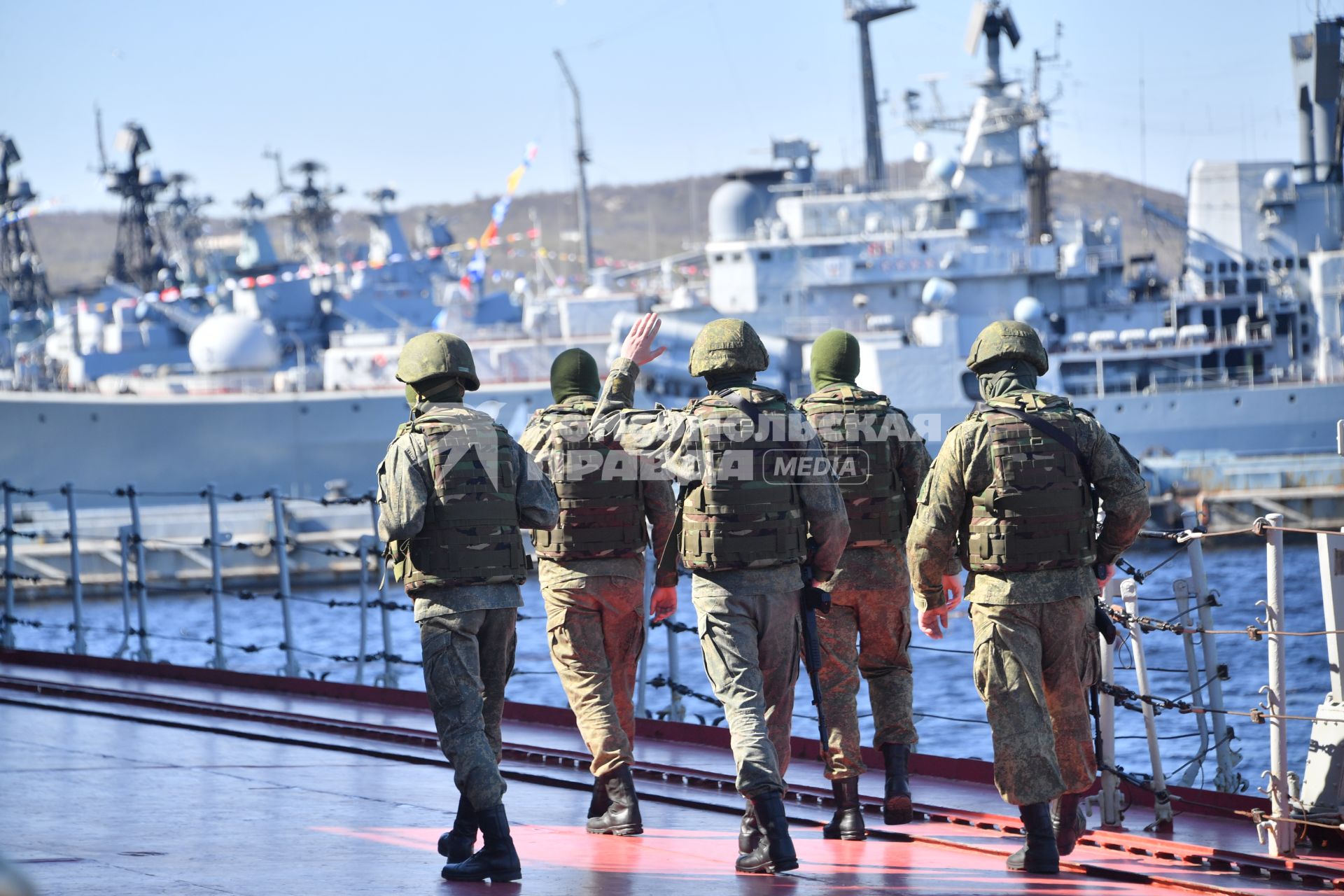 Североморск. Военнослужащий морской пехоты ВМФ РФ   на палубе тяжёлого атомного ракетного крейсера  Петр Великий .