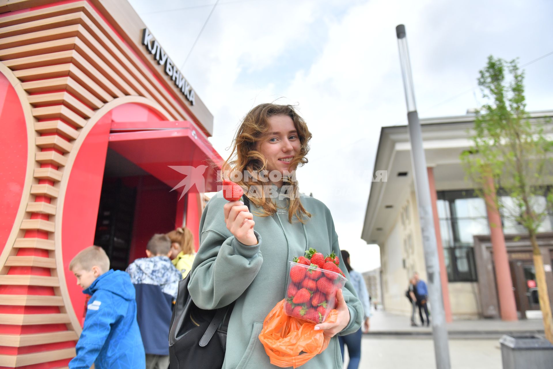 Москва. Девушка купила клубнику.