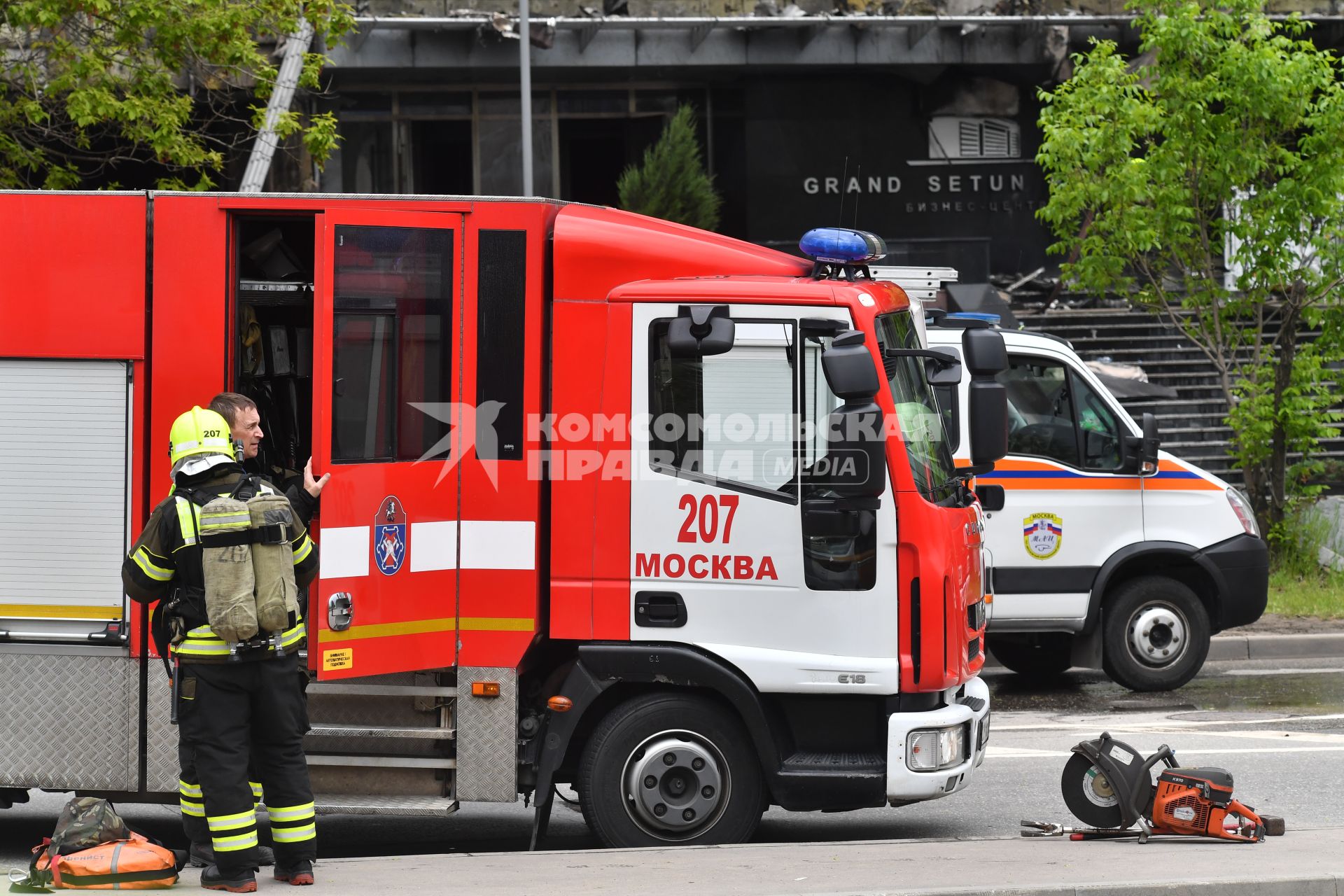 Москва.  Сотрудники МЧС РФ во время тушения пожара в бизнес-центре `Гранд Сетунь плаза`.