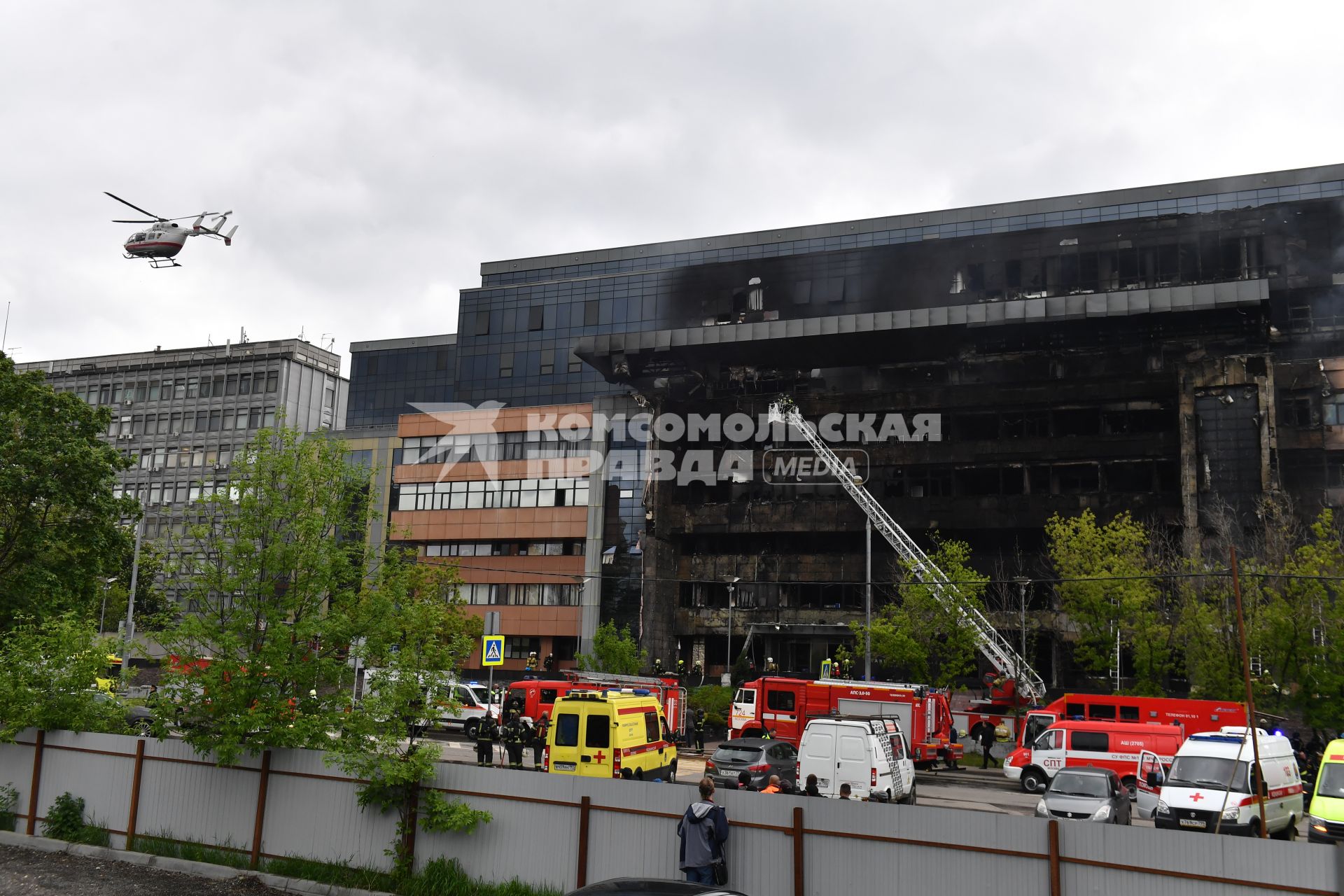 Москва.  Сотрудники МЧС РФ во время тушения пожара в бизнес-центре `Гранд Сетунь плаза`.