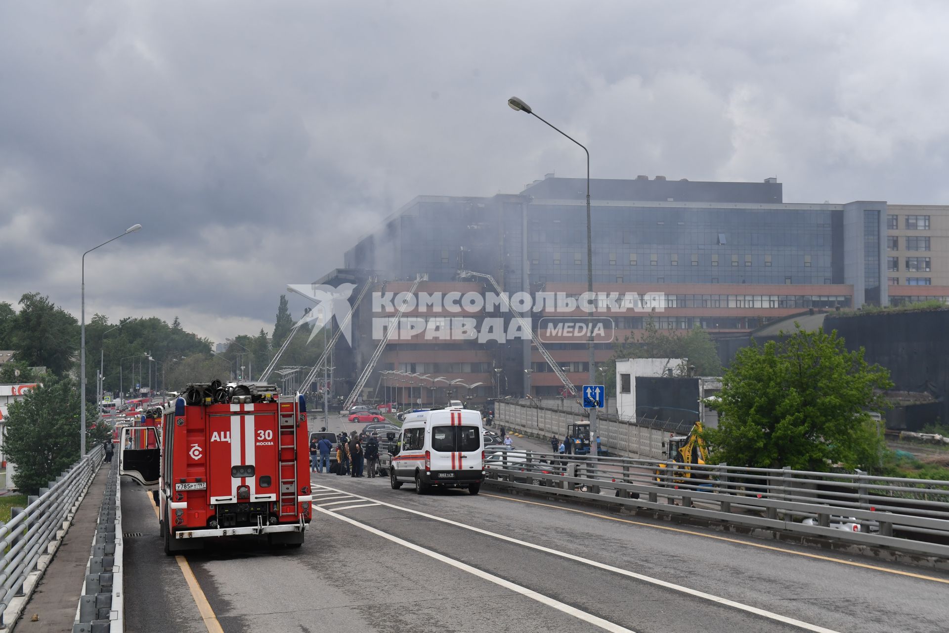 Москва.  Сотрудники МЧС РФ во время тушения пожара в бизнес-центре `Гранд Сетунь плаза`.