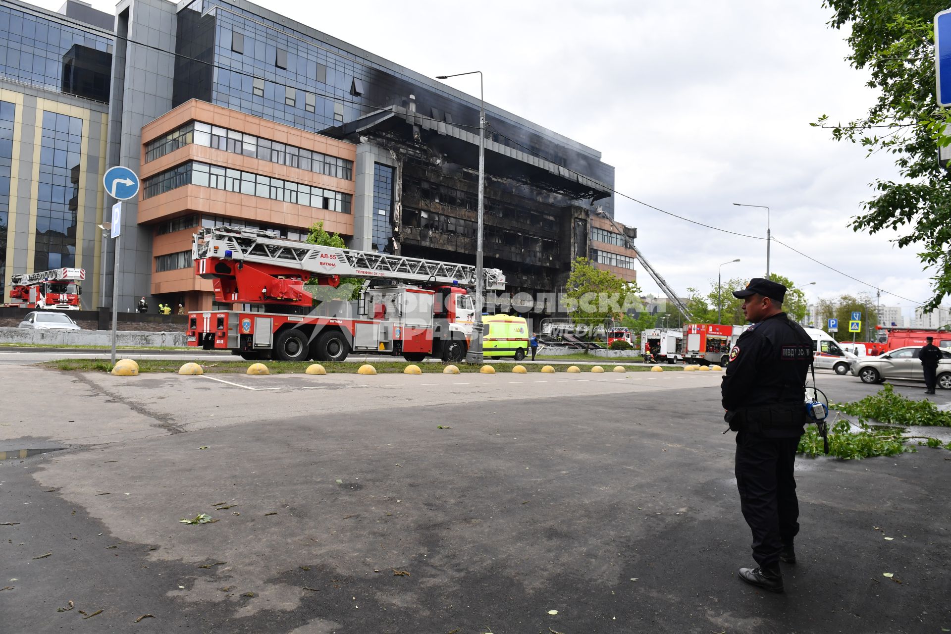 Москва.  Сотрудники МЧС РФ во время тушения пожара в бизнес-центре `Гранд Сетунь плаза`.