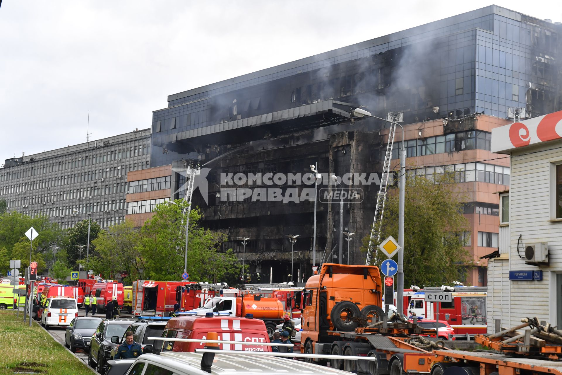 Москва.  Сотрудники МЧС РФ во время тушения пожара в бизнес-центре `Гранд Сетунь плаза`.