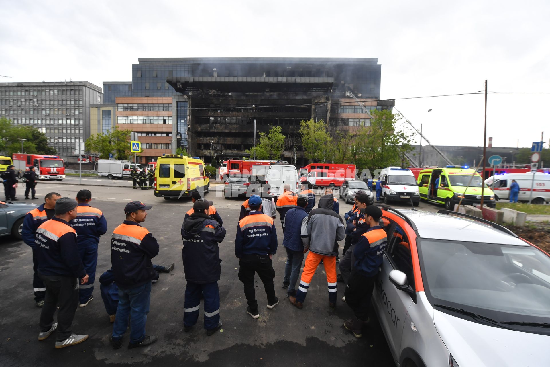 Москва.  Сотрудники МЧС РФ во время тушения пожара в бизнес-центре `Гранд Сетунь плаза`.