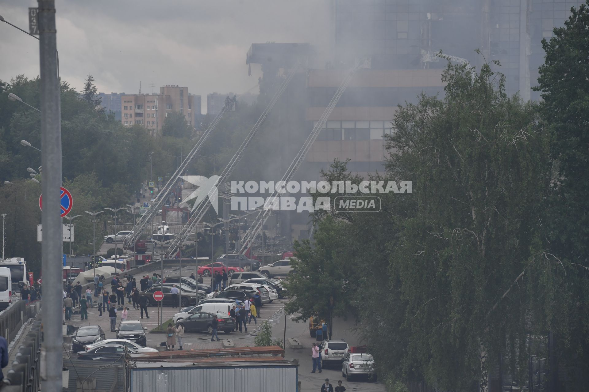 Москва.  Сотрудники МЧС РФ во время тушения пожара в бизнес-центре `Гранд Сетунь плаза`.