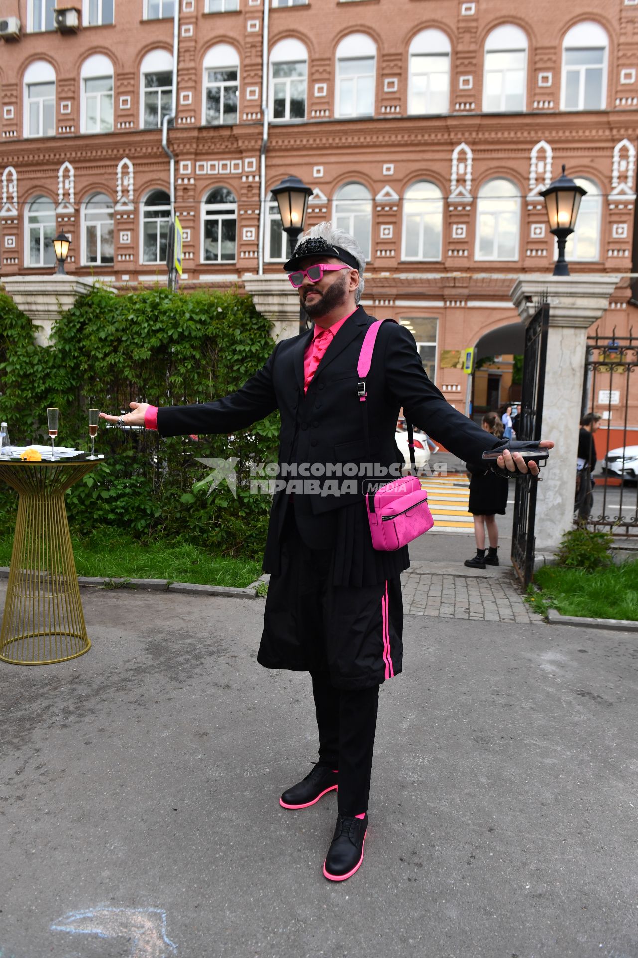 Москва. Певец  Филипп Киркоров перед началом  показа коллекции детской моды  KATEE’S KIDS by Екатерины Давыдовой.