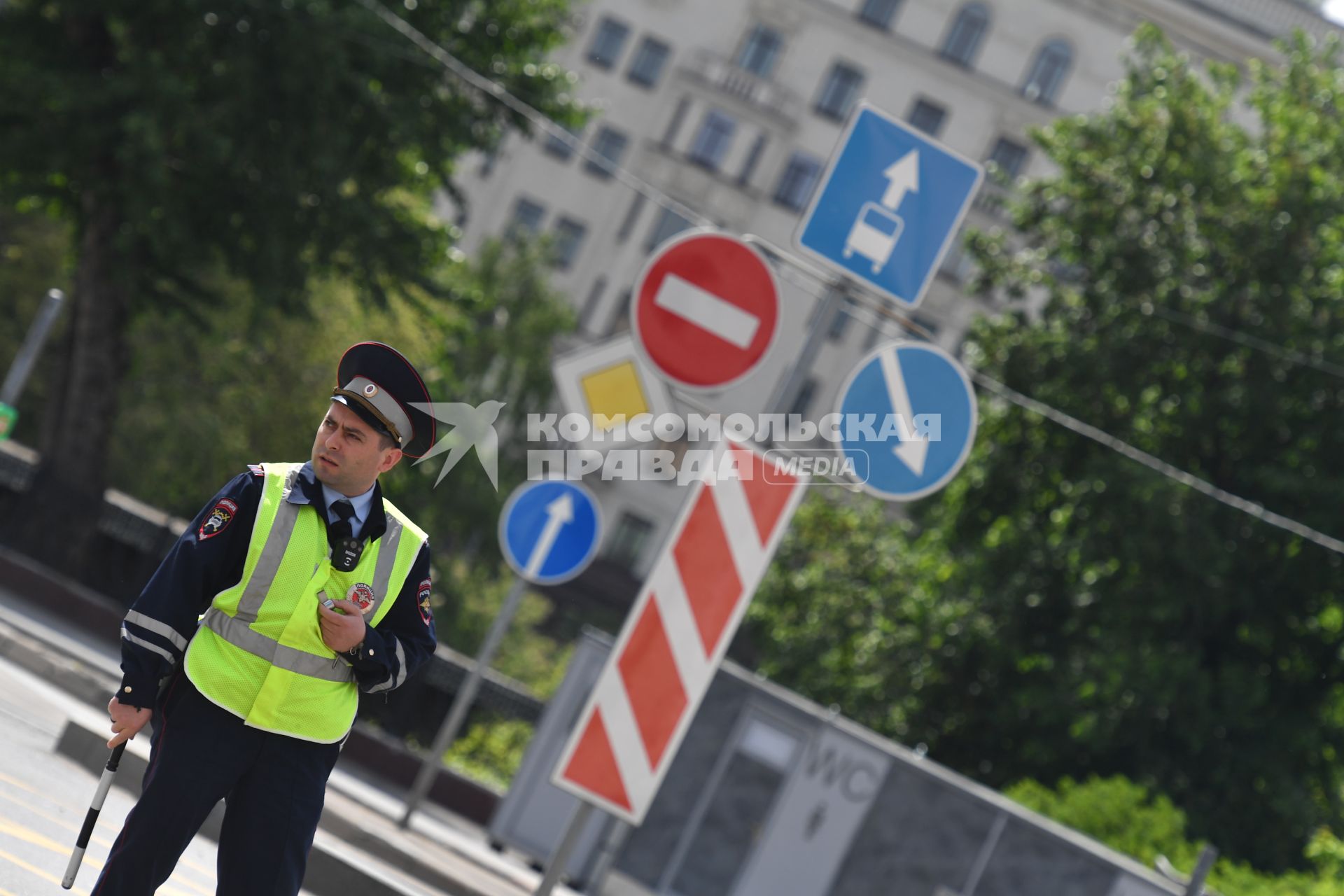 Москва. Сотрудник ДПС на одной из улиц города.