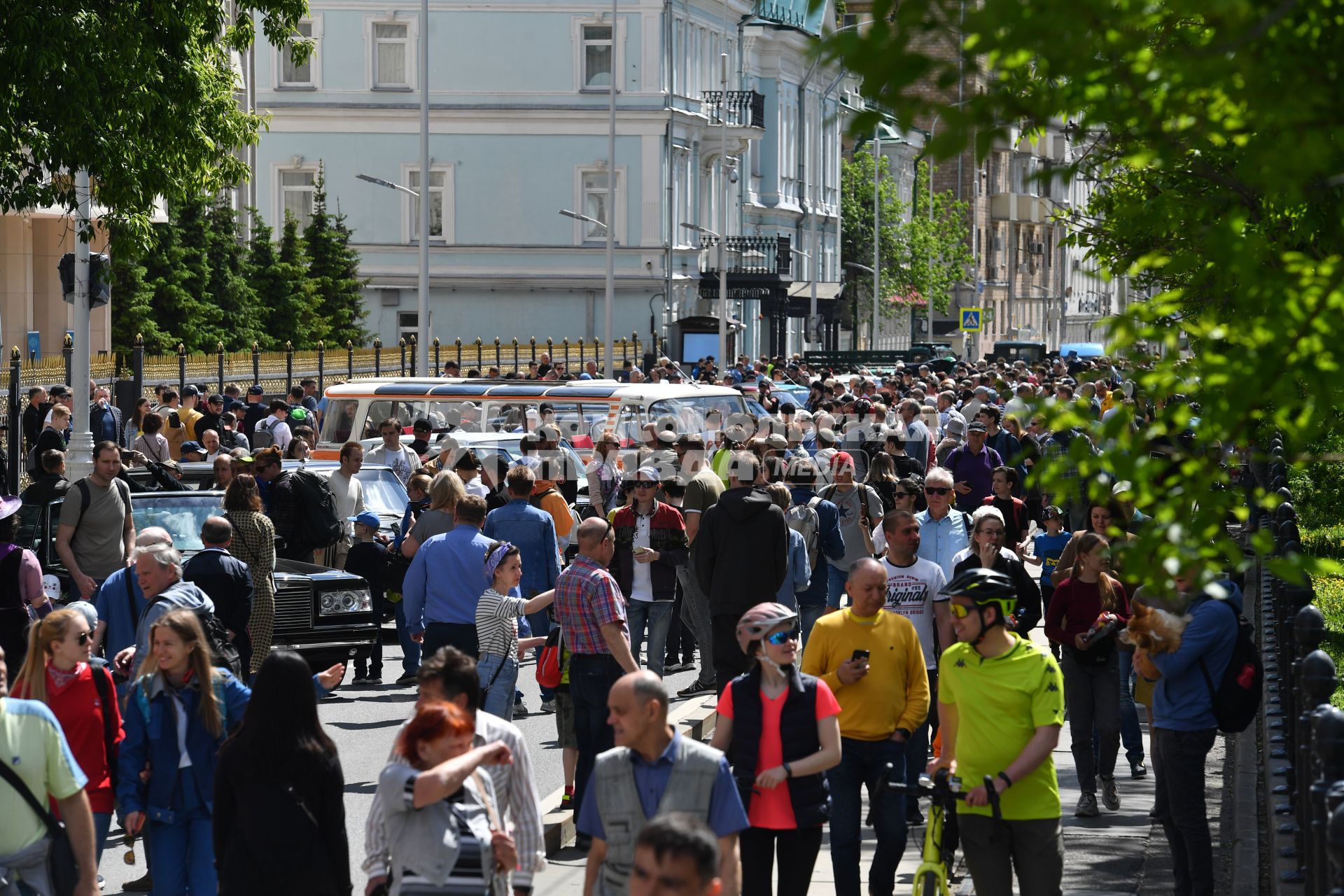 Москва. Парад ретротранспорта на Чистопрудном бульваре.