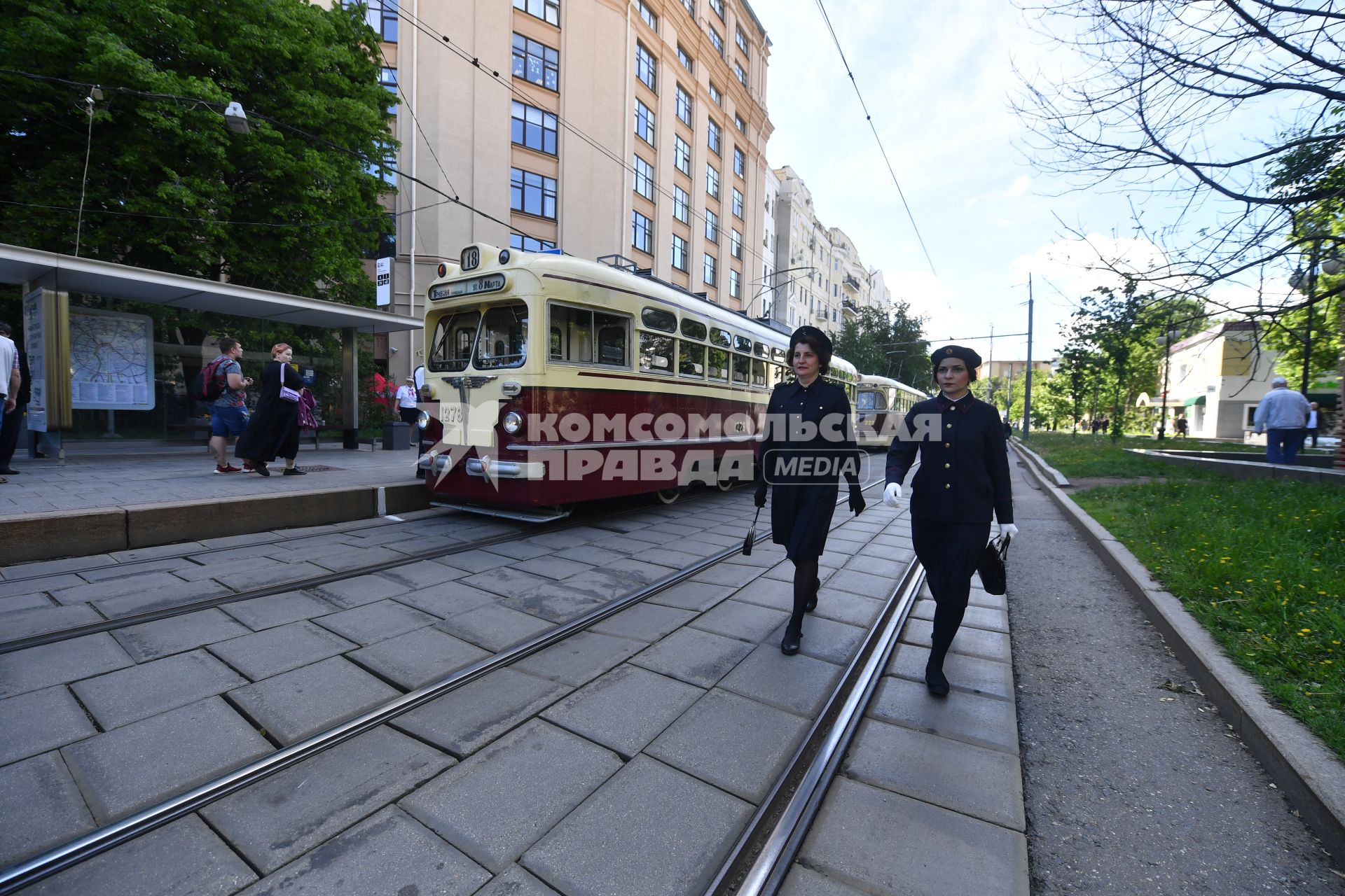 Москва. Трамвай во время парада ретротранспорта на Чистопрудном бульваре.