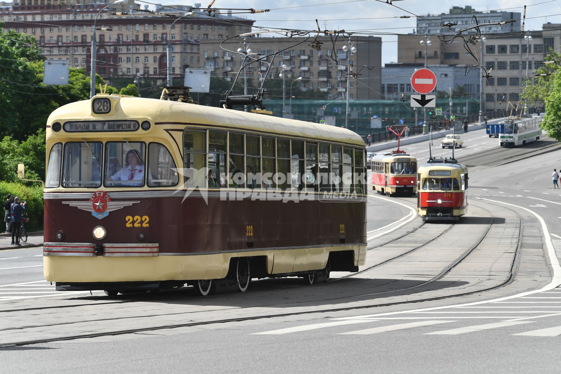 Москва. Трамваи во время парада ретротранспорта на Чистопрудном бульваре.