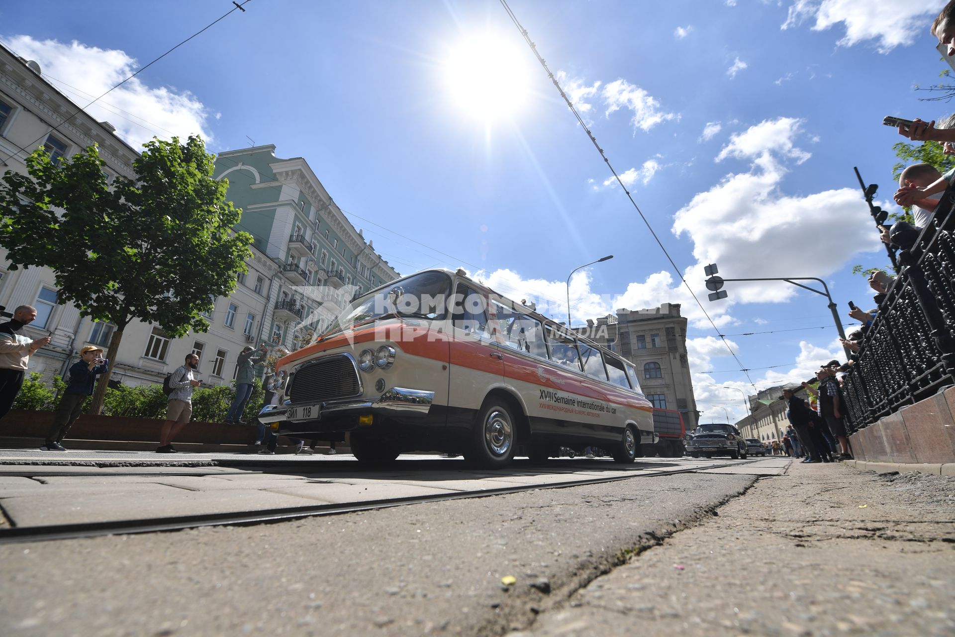 Москва. Автомобиль ЗИЛ-118К `Юность` во время парада ретротранспорта на Чистопрудном бульваре.