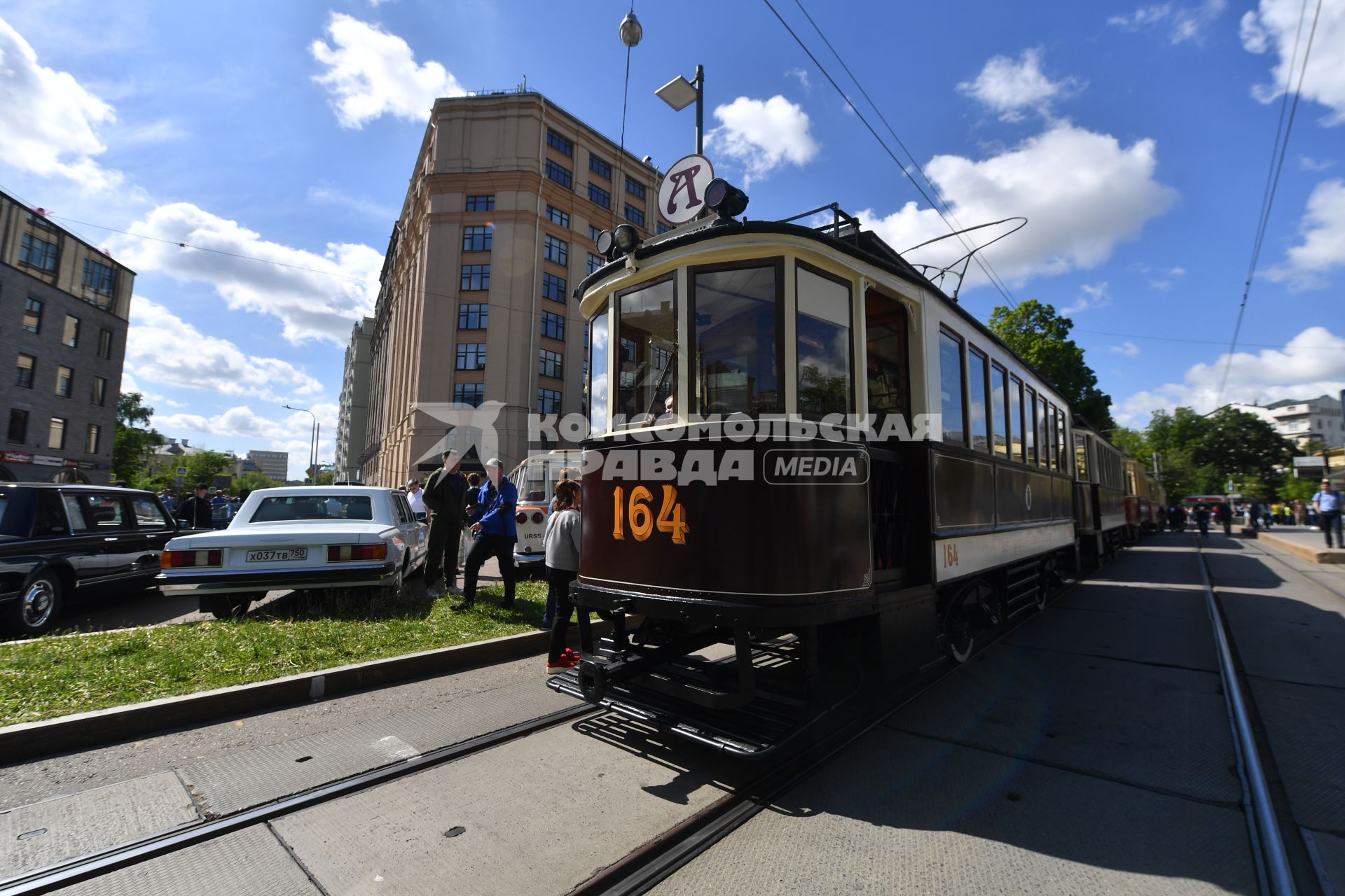 Москва. Трамвай во время парада ретротранспорта на Чистопрудном бульваре.