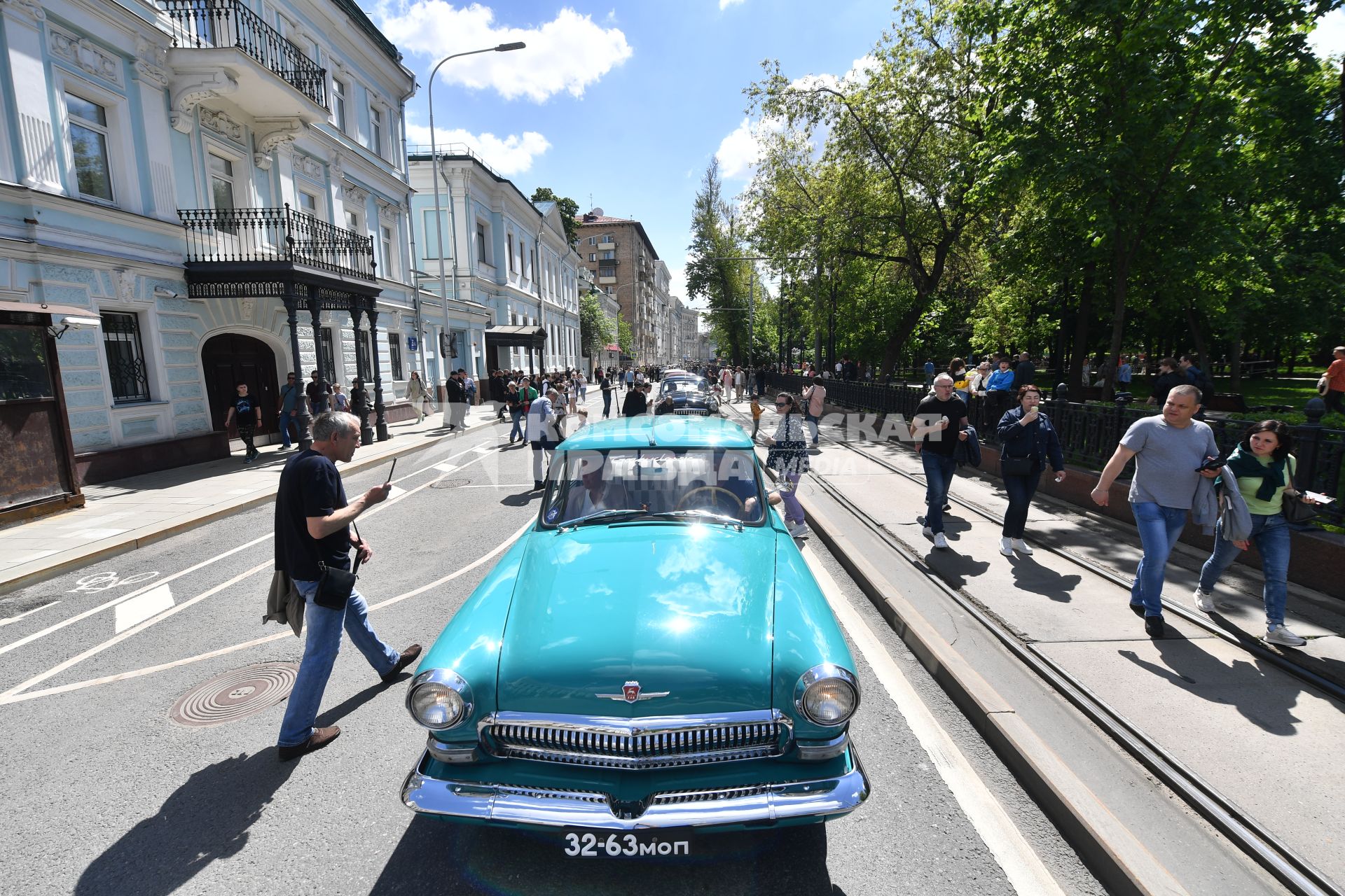 Москва. Автомобиль `Волга` ГАЗ 21 на параде ретротранспорта на Чистопрудном бульваре.