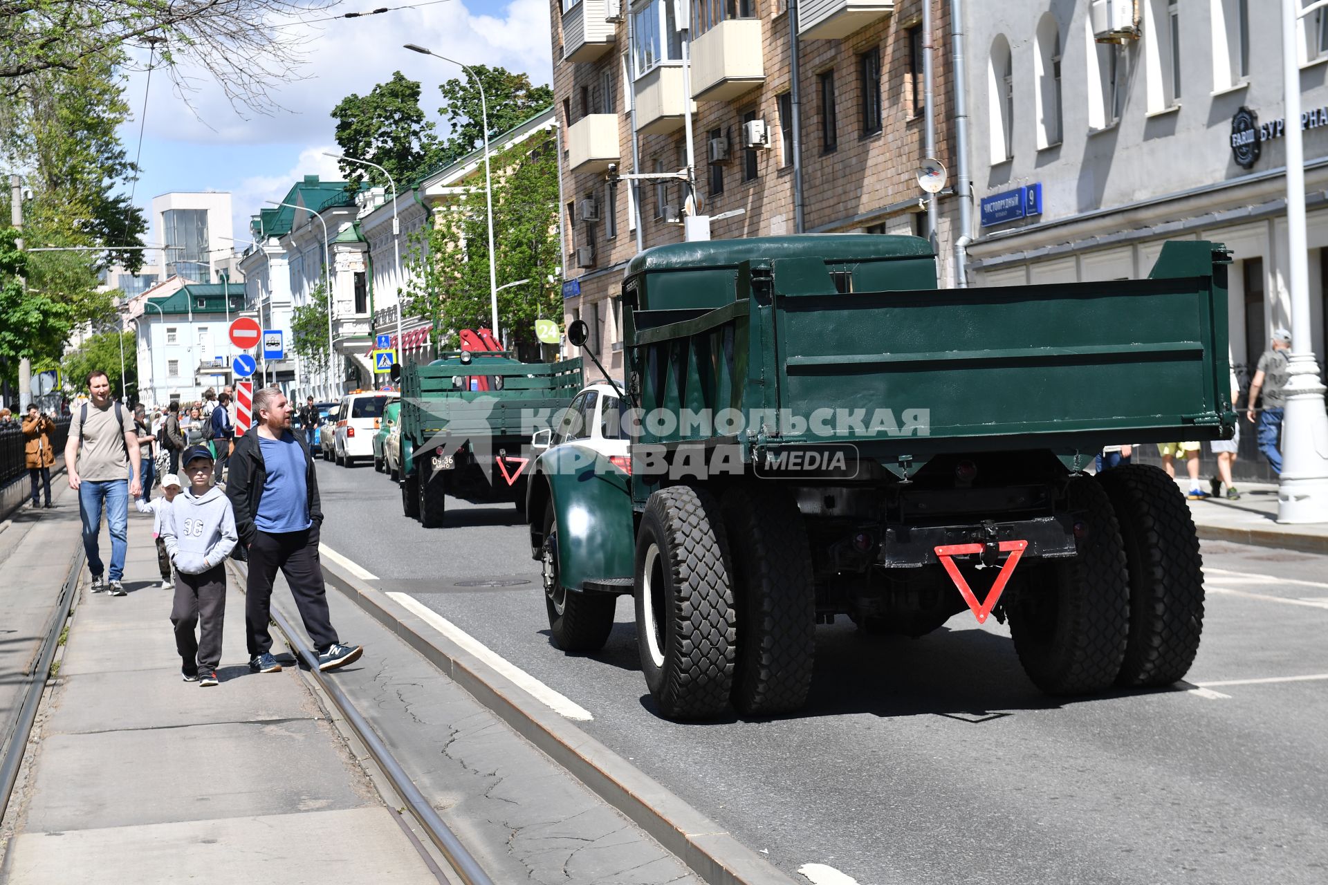 Москва. Посетители парада ретротранспорта на Чистопрудном бульваре.