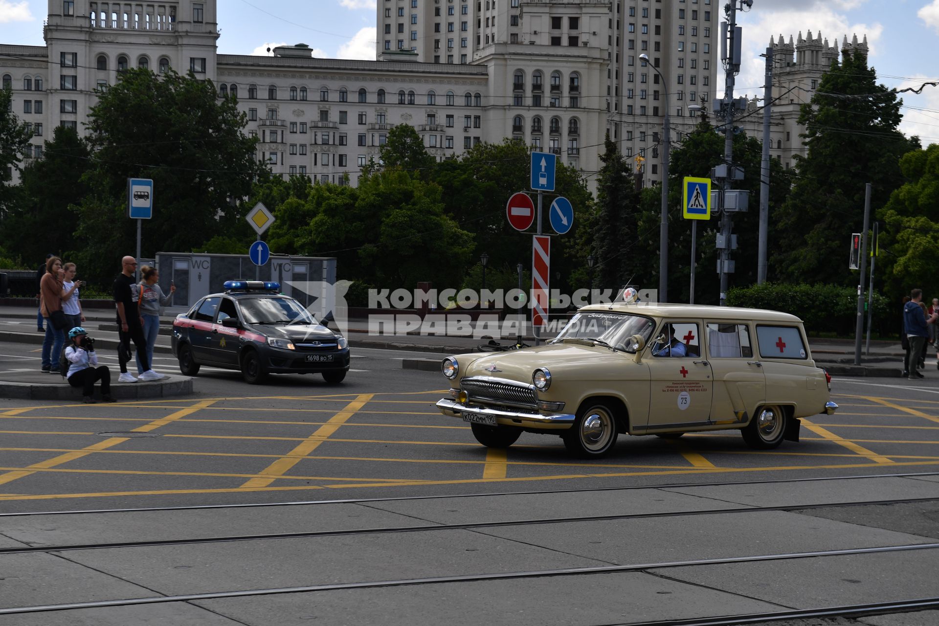 Москва. Автомобиль ГАЗ-22 во время парада ретротранспорта на Чистопрудном бульваре.