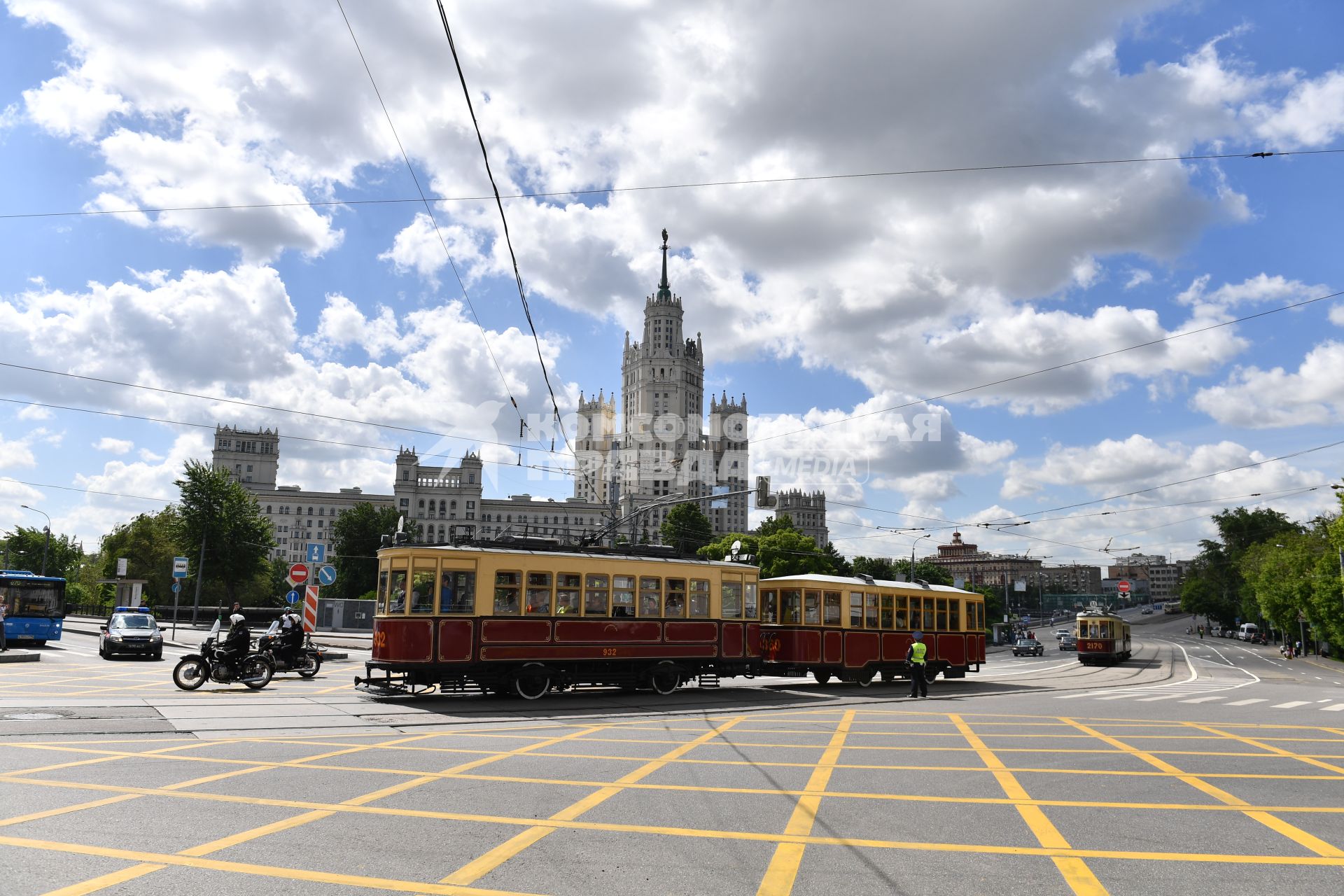 Москва. Трамваи во время парада ретротранспорта на Чистопрудном бульваре.