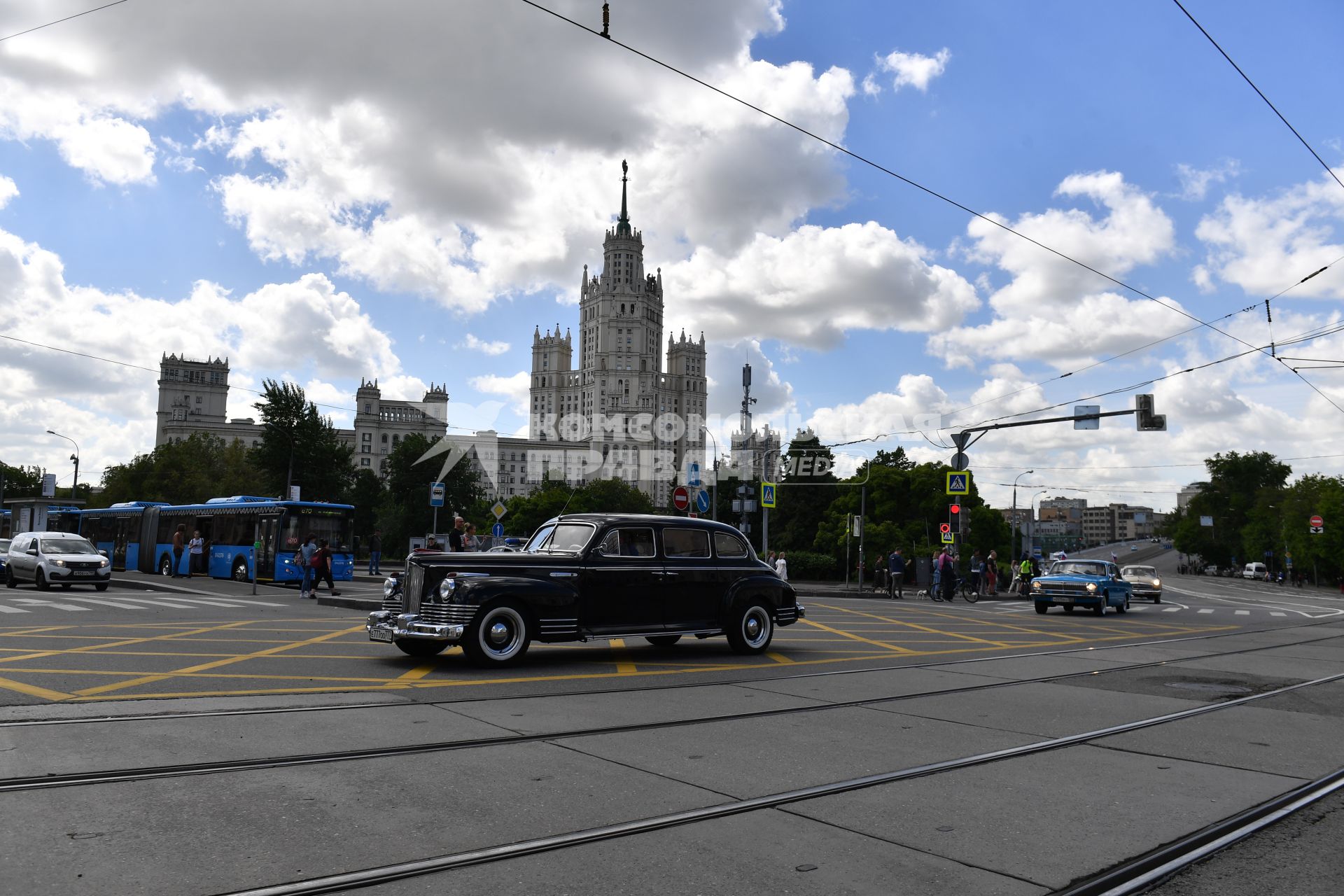 Москва. Автомобиль ЗИС-110 во время парада ретротранспорта на Чистопрудном бульваре.