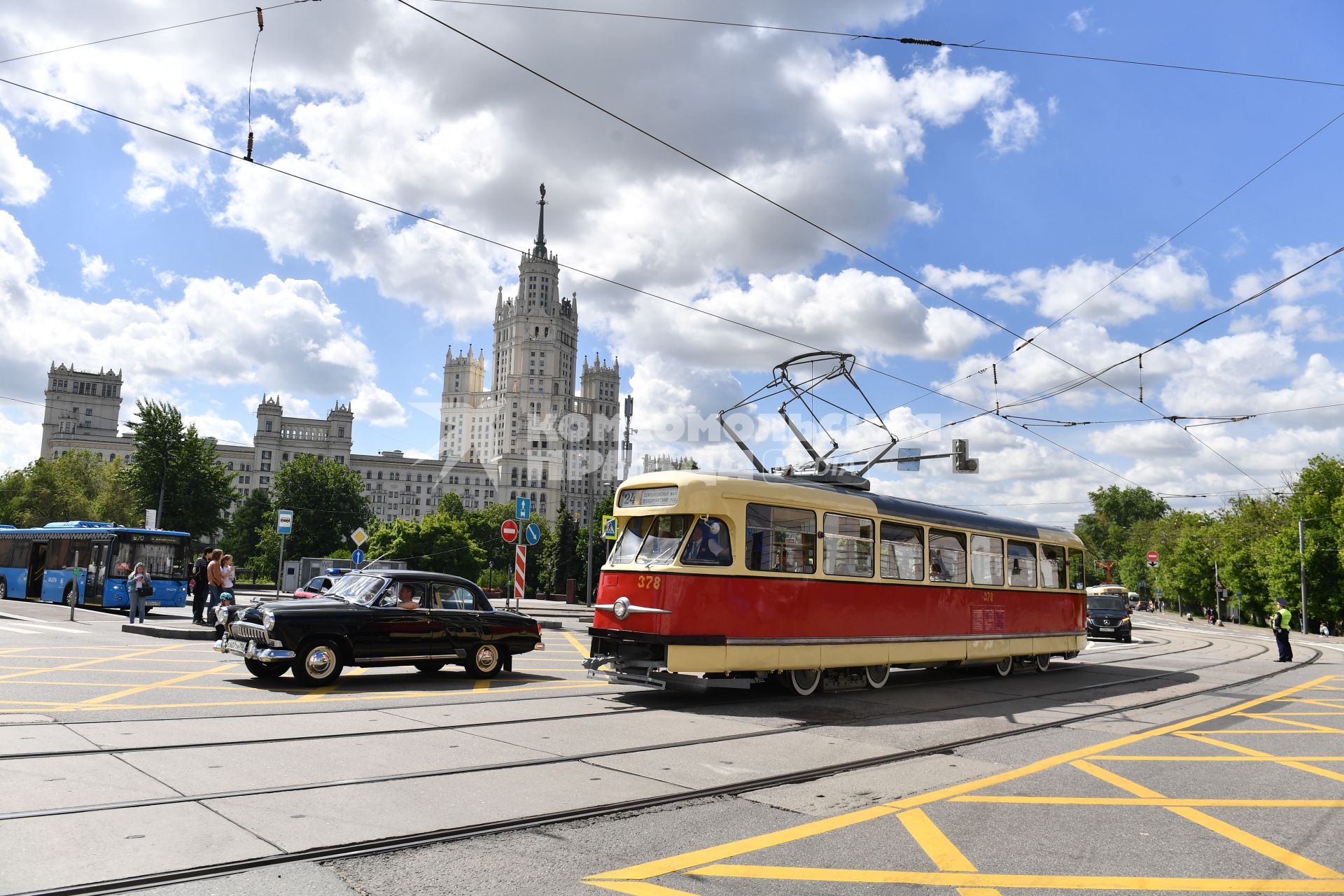 Москва. Автомобиль ГАЗ-21 `Волга` и трамвай во время парада ретротранспорта на Чистопрудном бульваре.