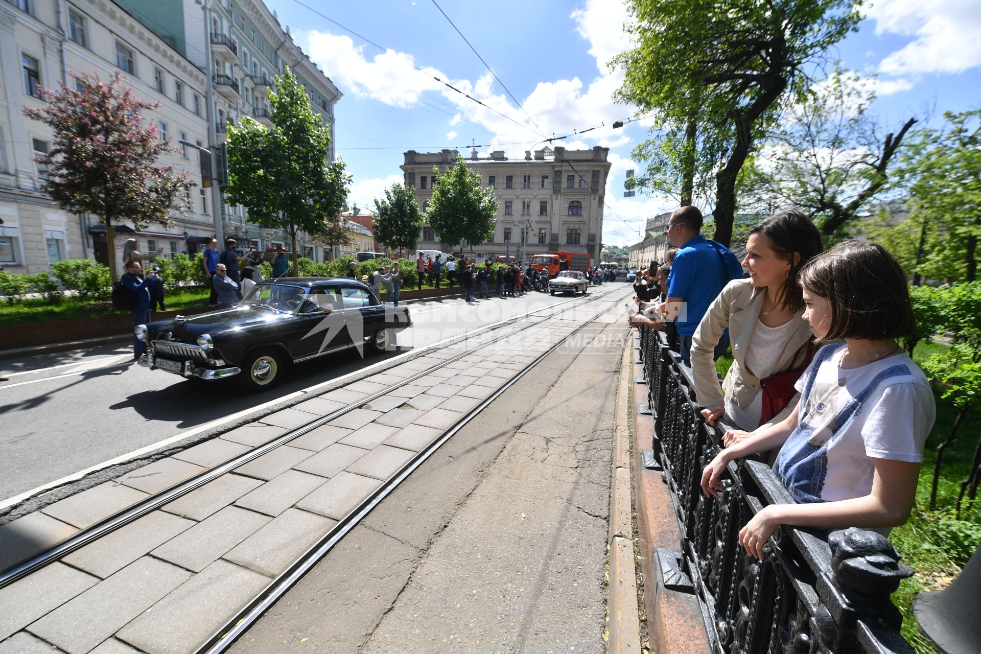 Москва. Парад ретротранспорта на Чистопрудном бульваре.