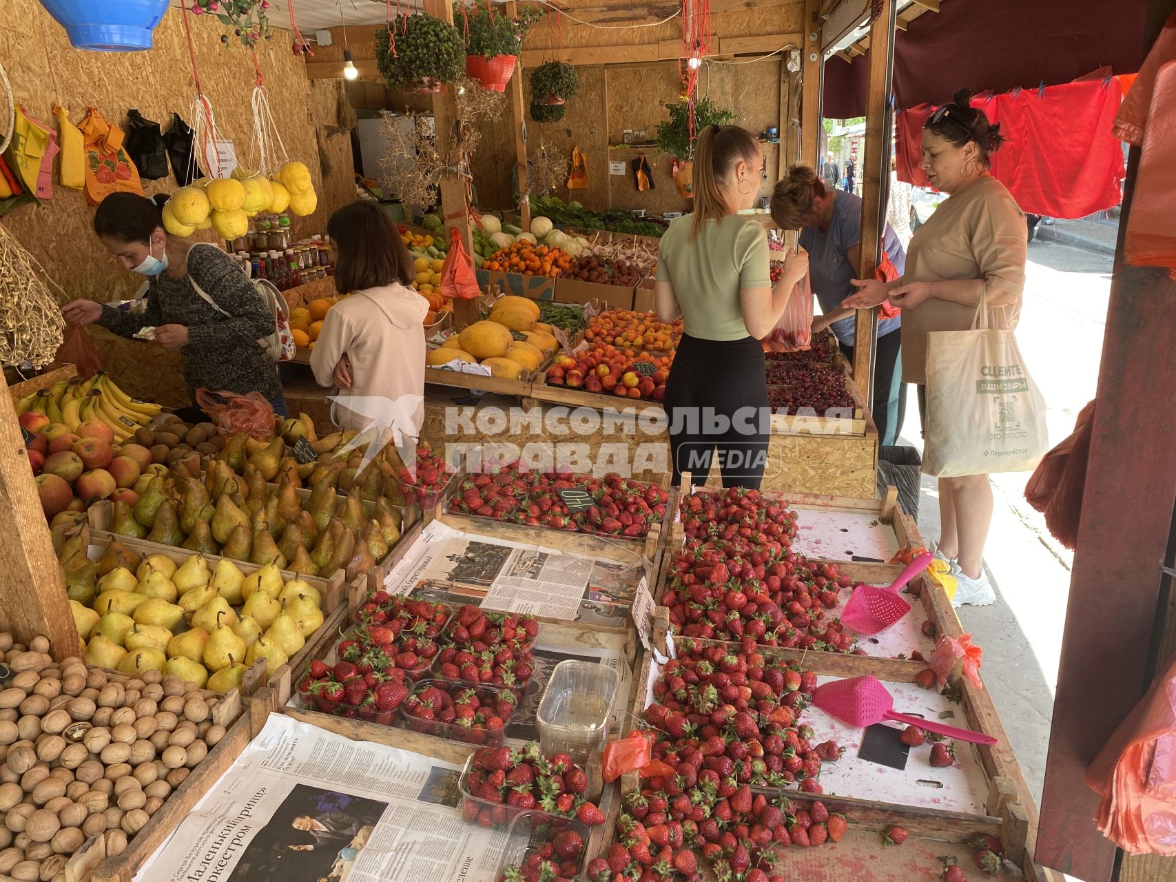 Республика Крым.  Торговля клубникой  на рынках Крымских городов.