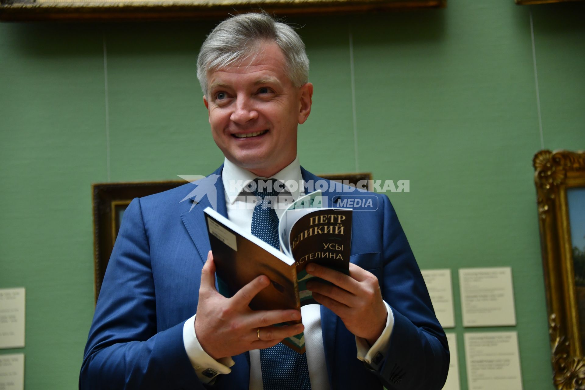 Москва.  Руководитель департамента культуры города Москвы Александр Кибовский  на выставке \"Петр Великий. Усы властелина\", посвященной 350-летию со дня рождения императора Петра I, в Третьяковской галерее.