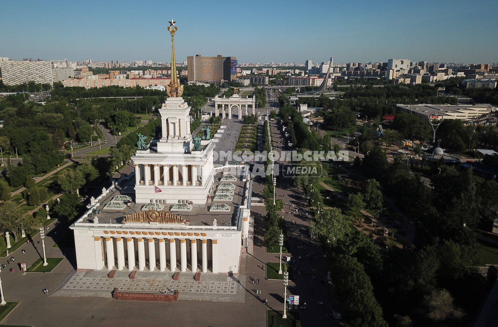 Москва.  Вид сверху на  Главную аллея на ВДНХ.