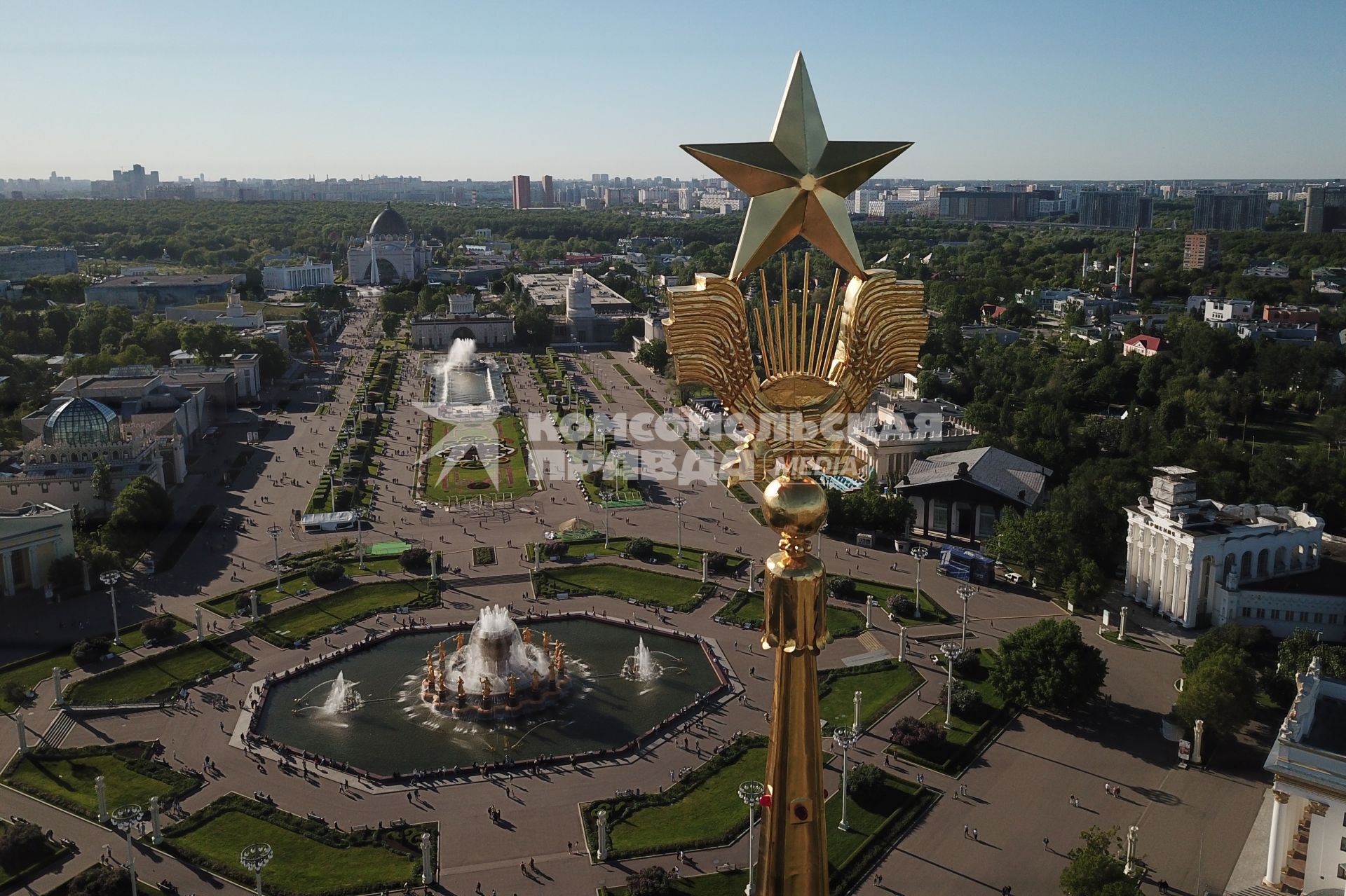 Москва.  Вид сверху на  Главную аллея на ВДНХ.