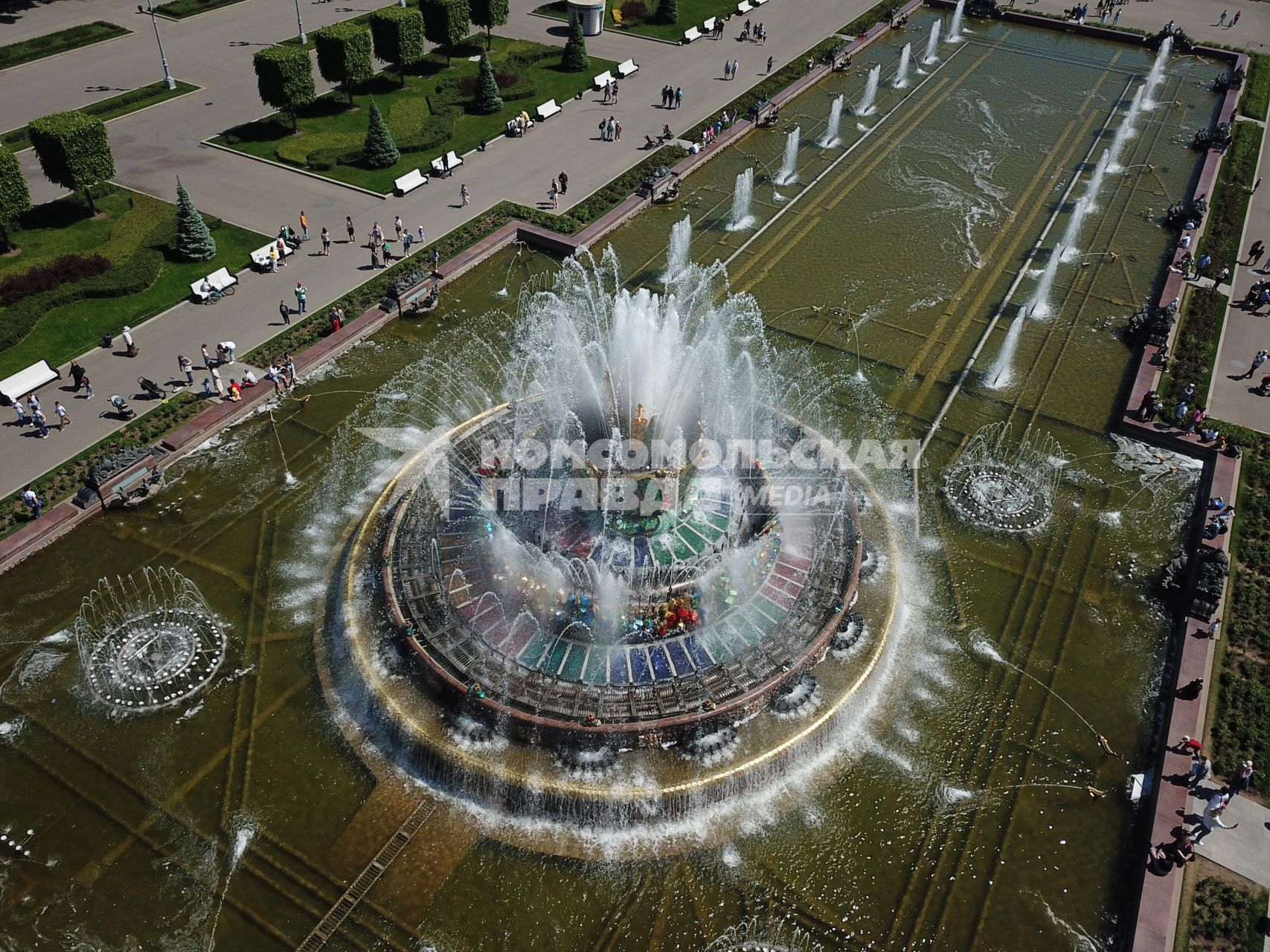 Москва.  Вид сверху на фонтан Каменный цветок на территории ВДНХ.