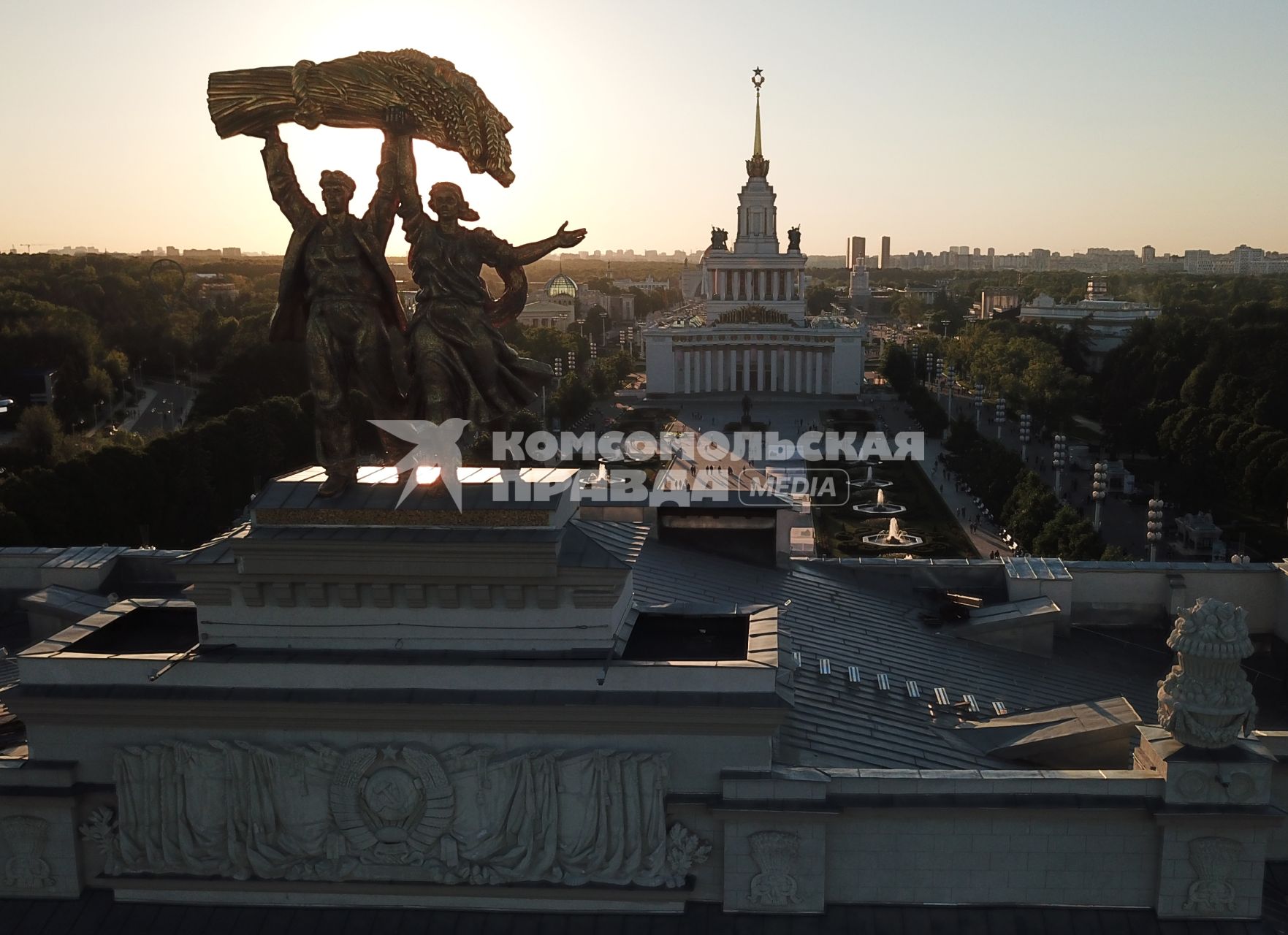 Москва. Вид на скульптурную группу `Тракторист и колхозница` на арке Главного входа ВДНХ с коптера.