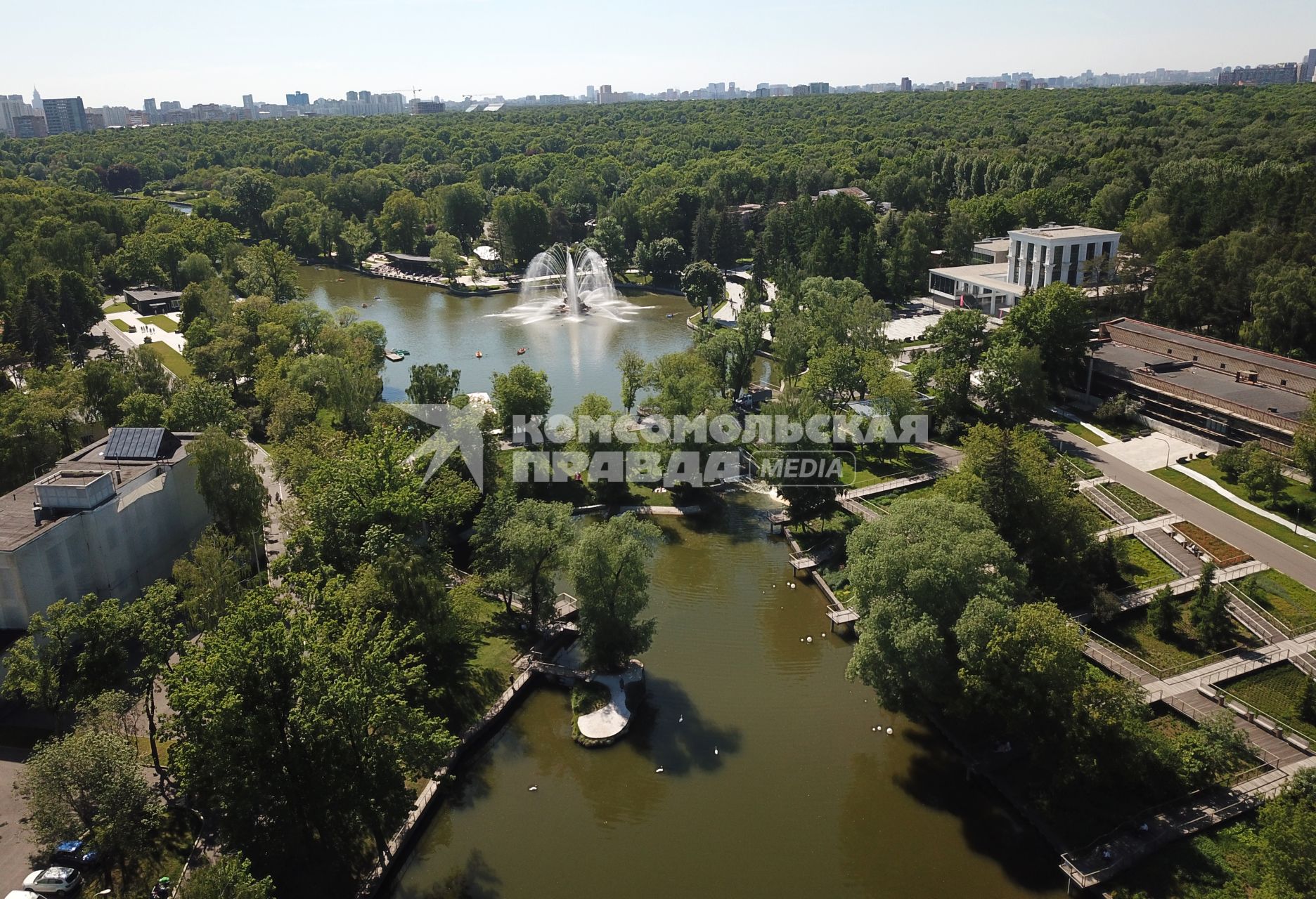 Москва. Вид сверху на фонтан `Золотой колос` на реке Каменка на территории ВДНХ.