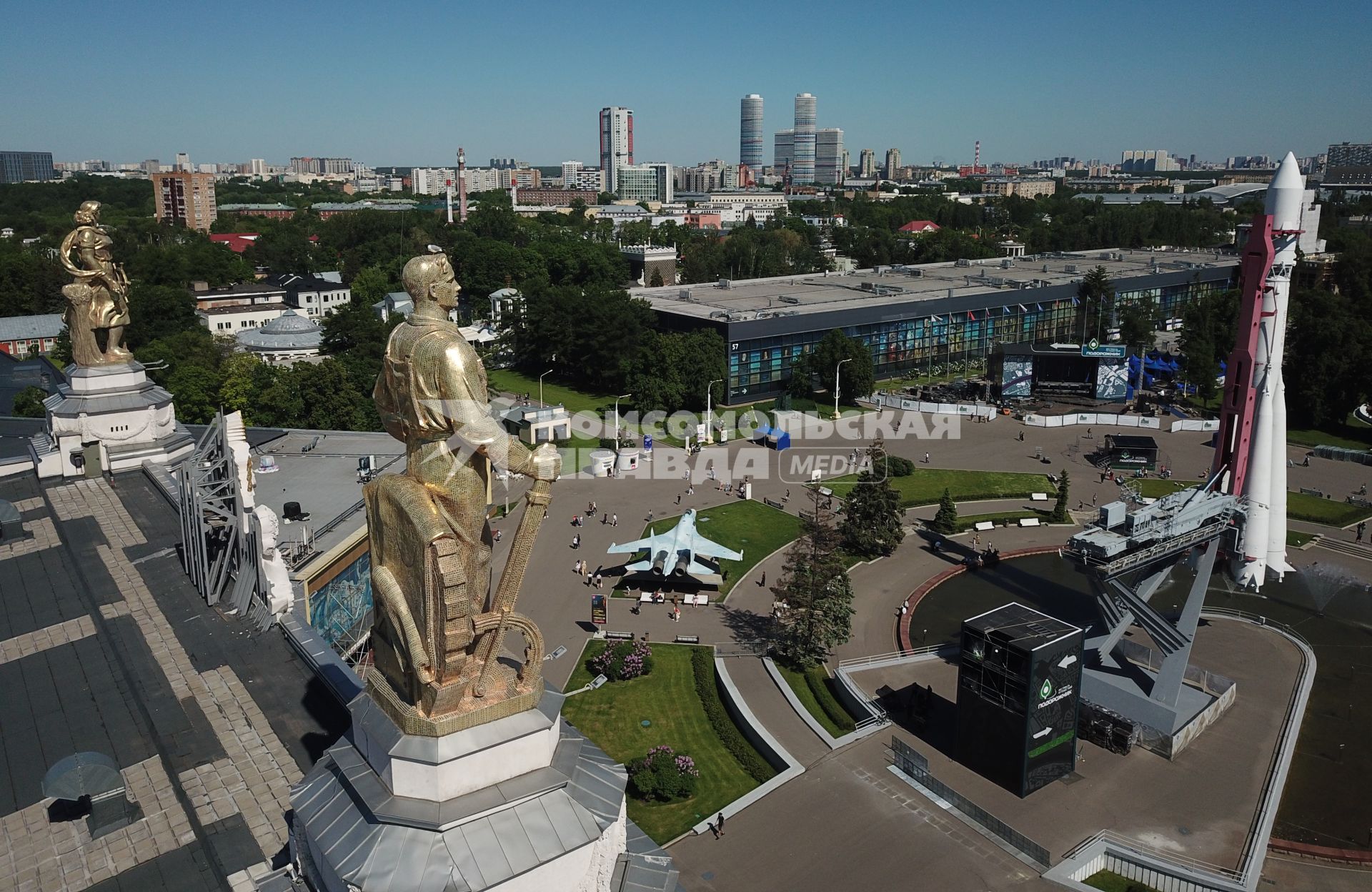 Москва. Вид сверху на макет ракеты-носителя \"Восток\" на территории ВДНХ.