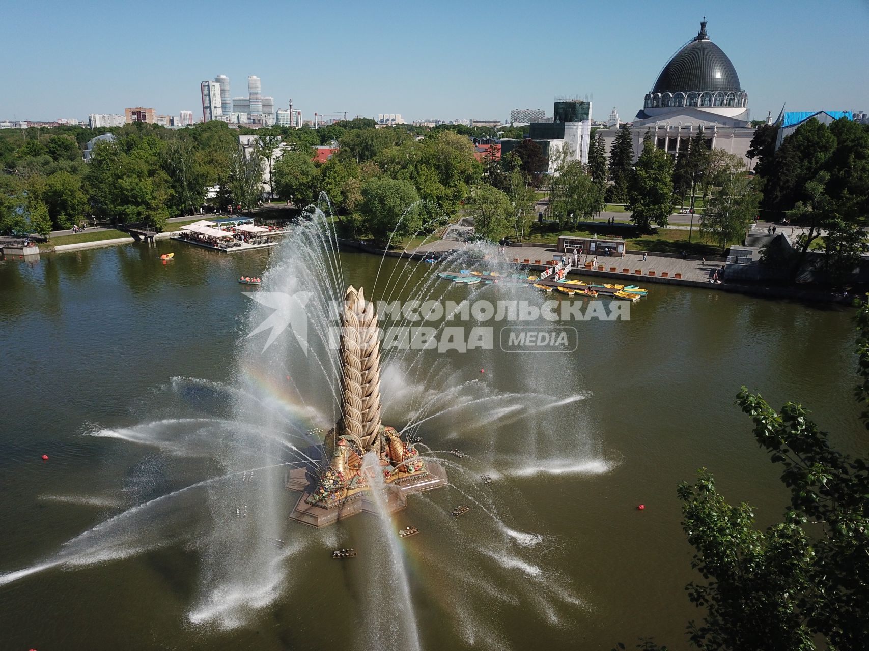 Москва.  Вид сверху на фонтан `Золотой колос` на реке Каменка на территории ВДНХ.