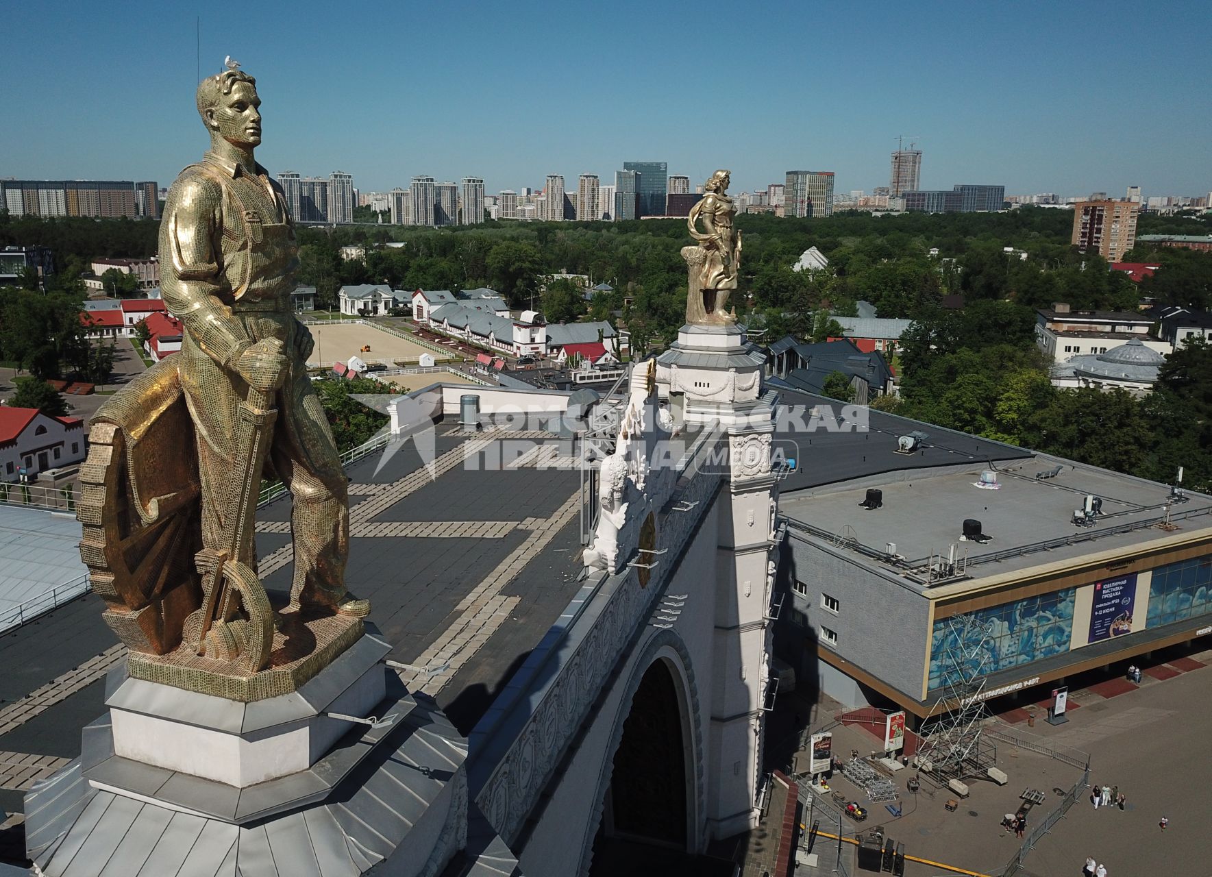 Москва.  Вид сверху на  скульптуры на арке главного входа ВДНХ.