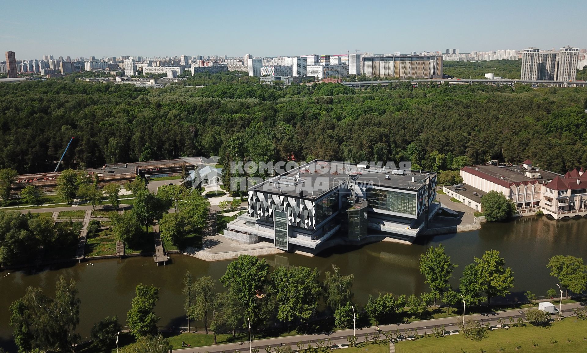 Москва. Вид с коптера на территорию ВДНХ.