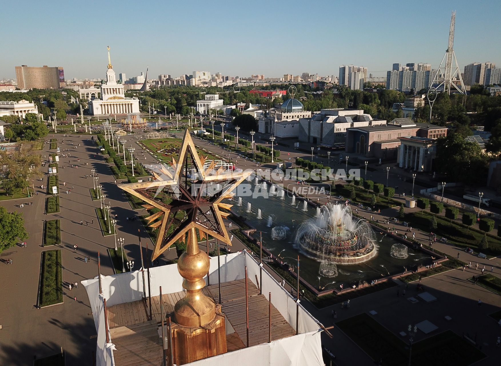 Москва.  Вид сверху на Главную аллею и территорию ВДНХ.