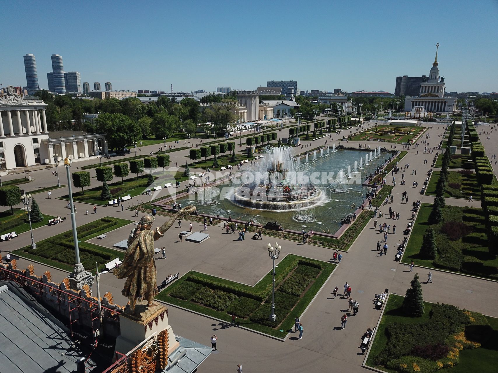 Москва.  Вид сверху на  Главную аллея на ВДНХ.