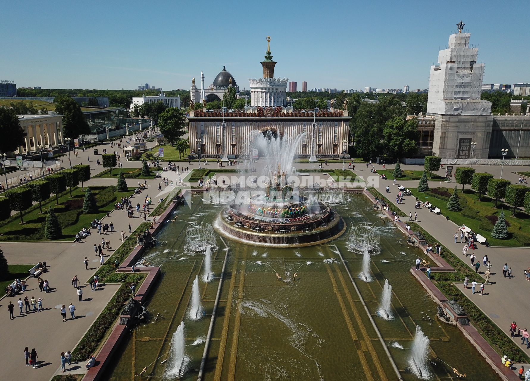 Москва.  Вид сверху на Главную аллею и фонтан Каменный цветок  на территории ВДНХ.